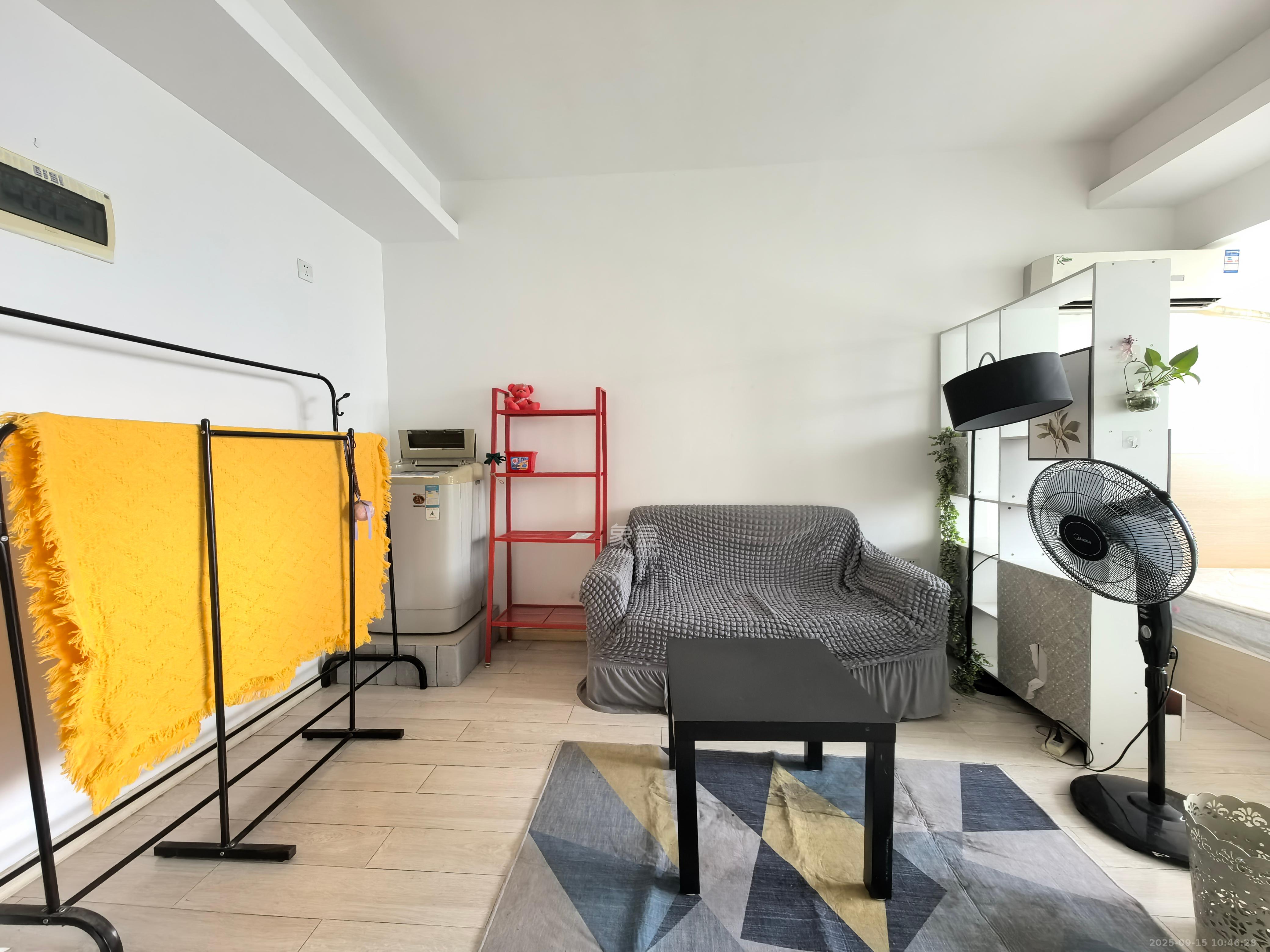 观园国际公寓  1室1厅1卫    1500.0元/月室内图