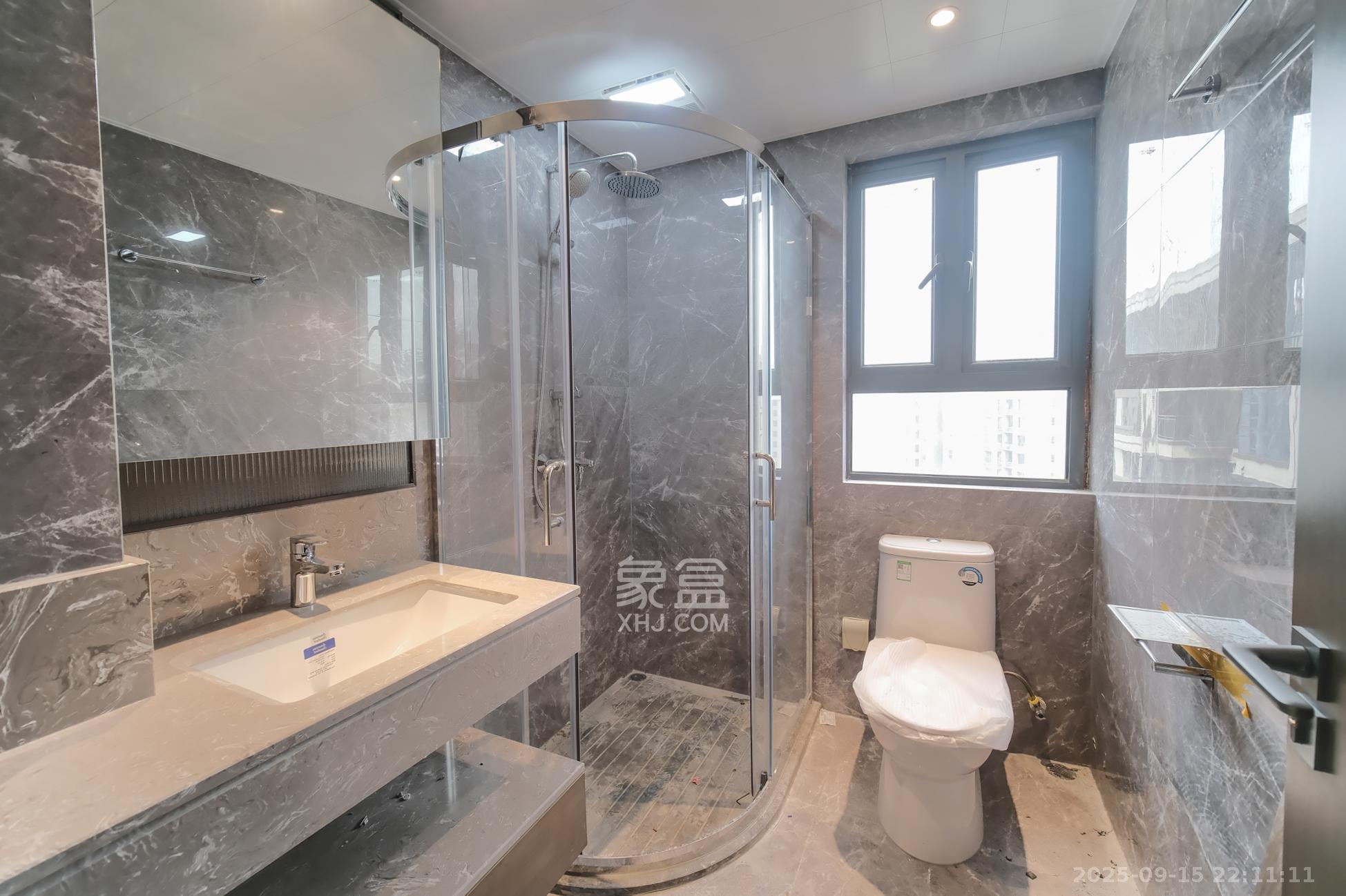 荣盛城  3室2厅2卫    105.8万卫生间