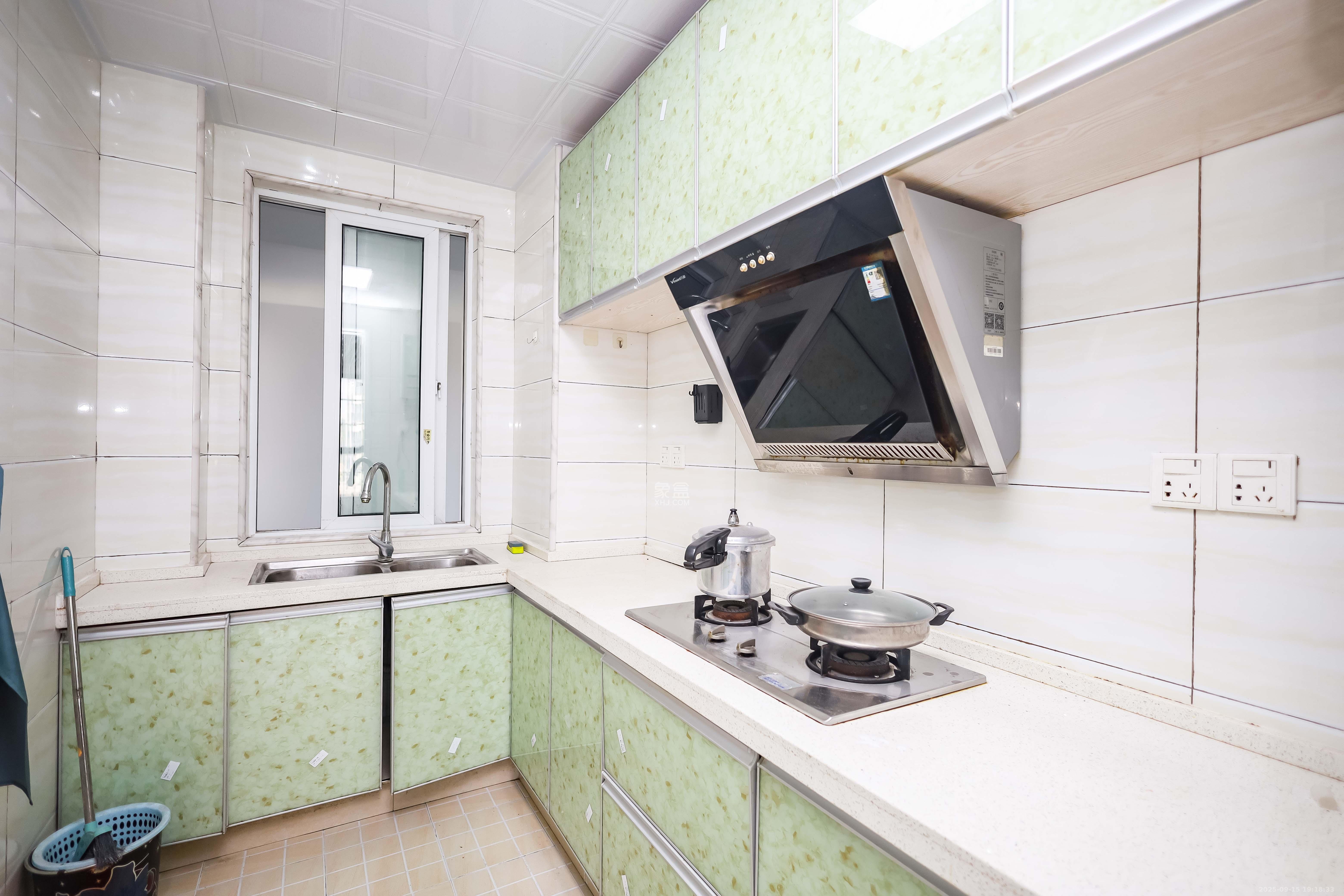 天麓尚层  3室1厅2卫    76.8万厨房