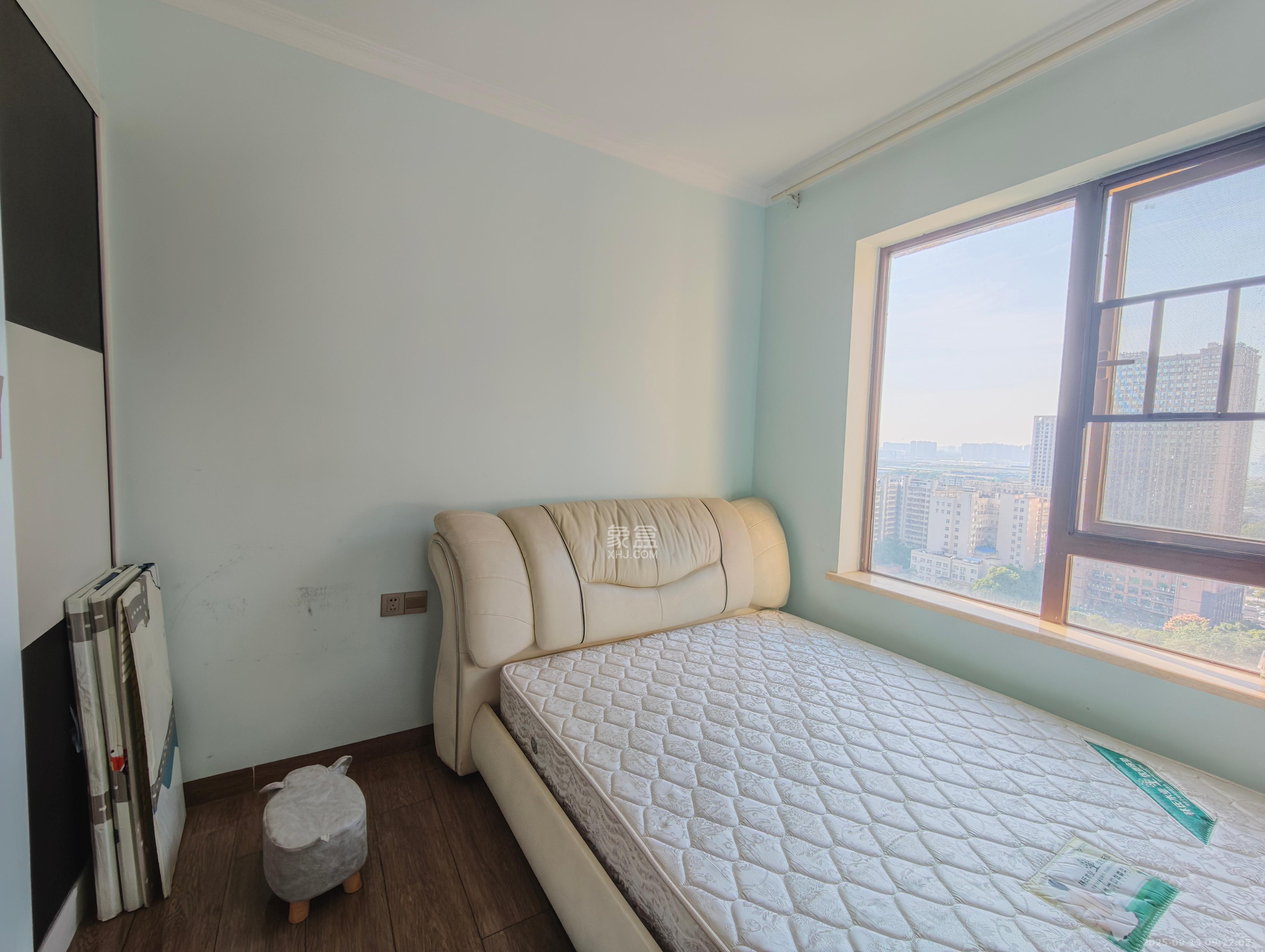 华润五彩城  4室2厅2卫    2800.0元/月室内图