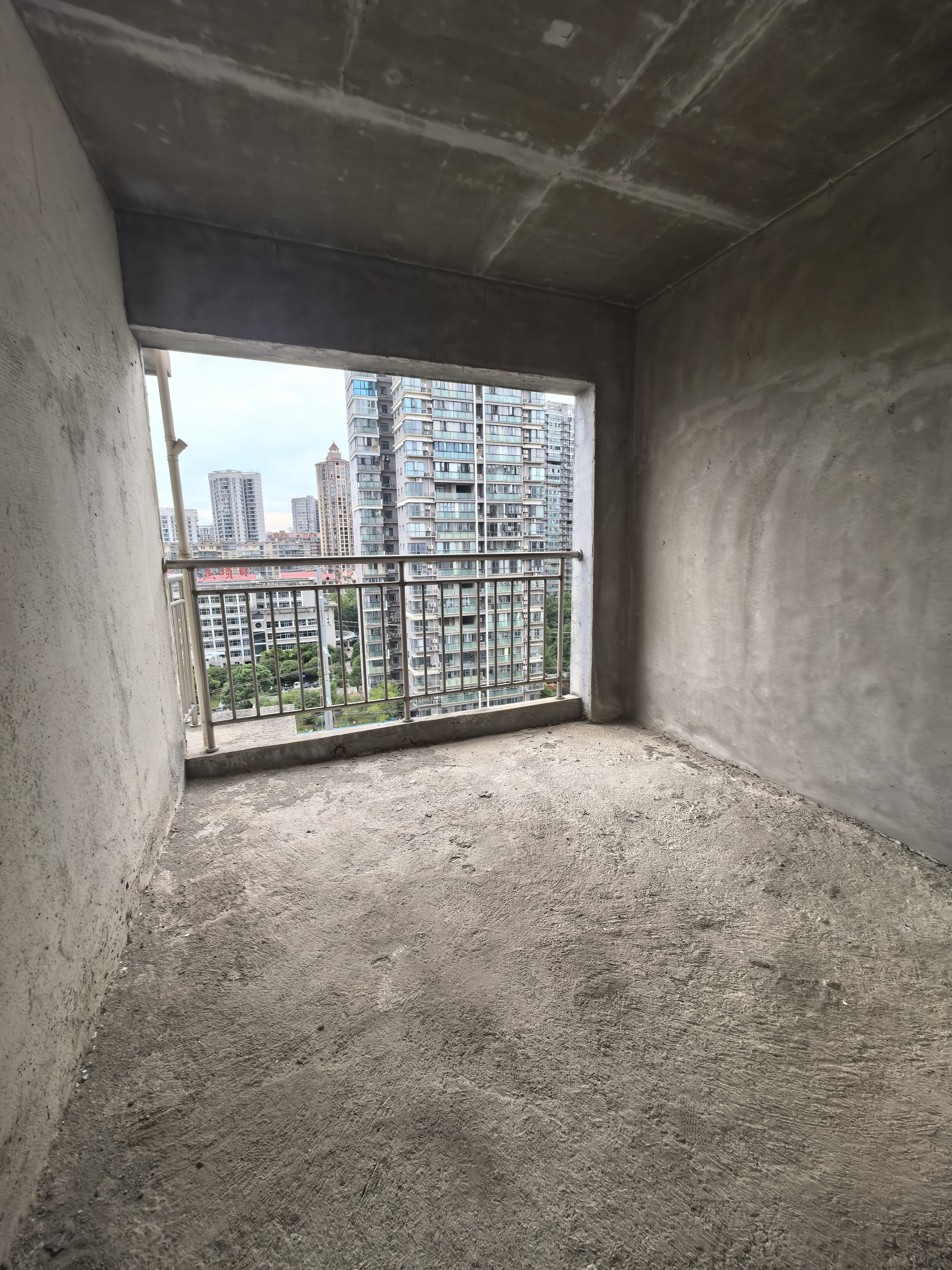 龙庭贵筑二期 5室2厅2卫 59.8万 龙庭贵筑二期 5室2厅2卫 59.8万客厅