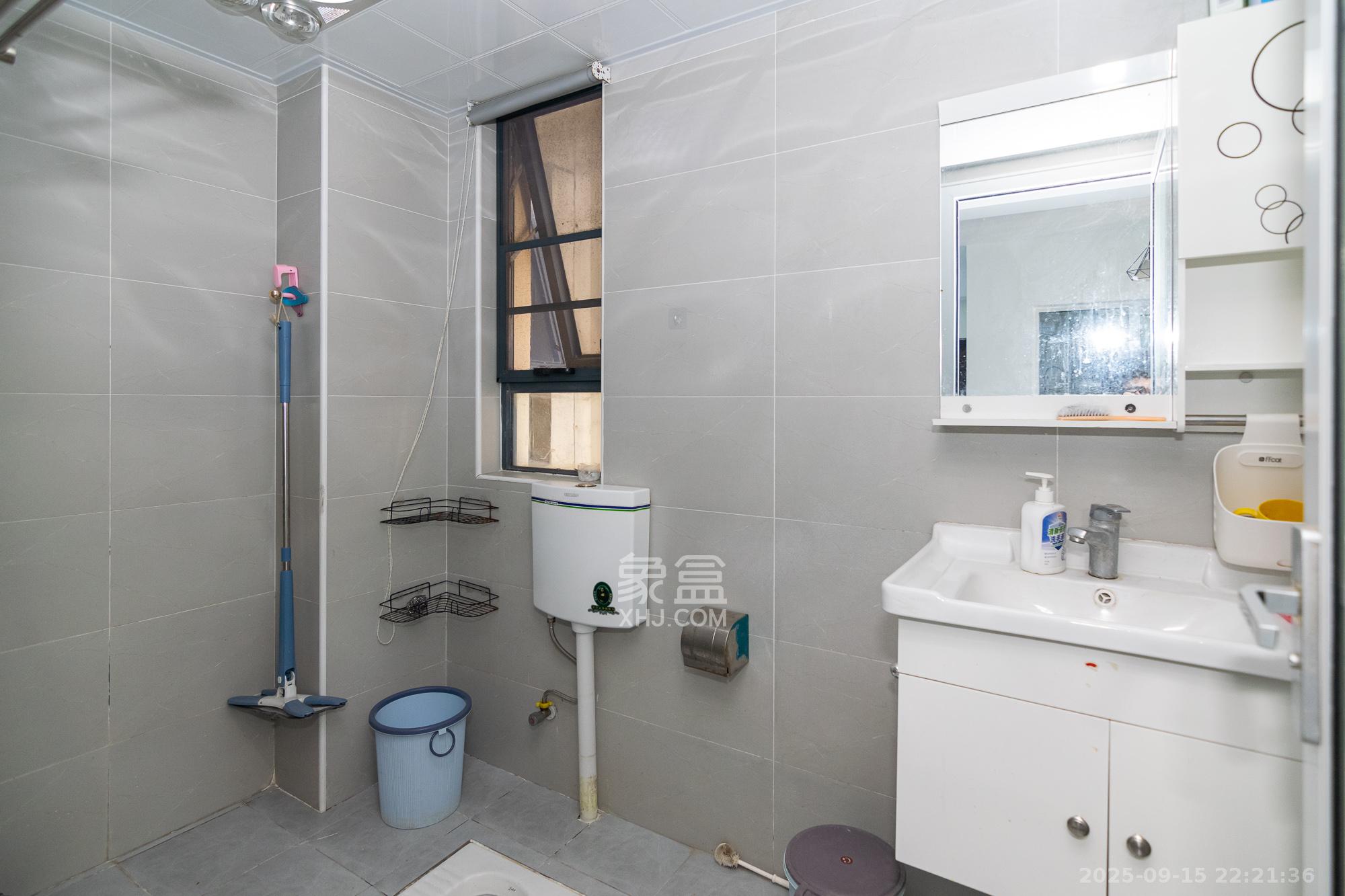 中粮鸿云 3室2厅2卫 60.0万 中粮鸿云 3室2厅2卫 60.0万卫生间