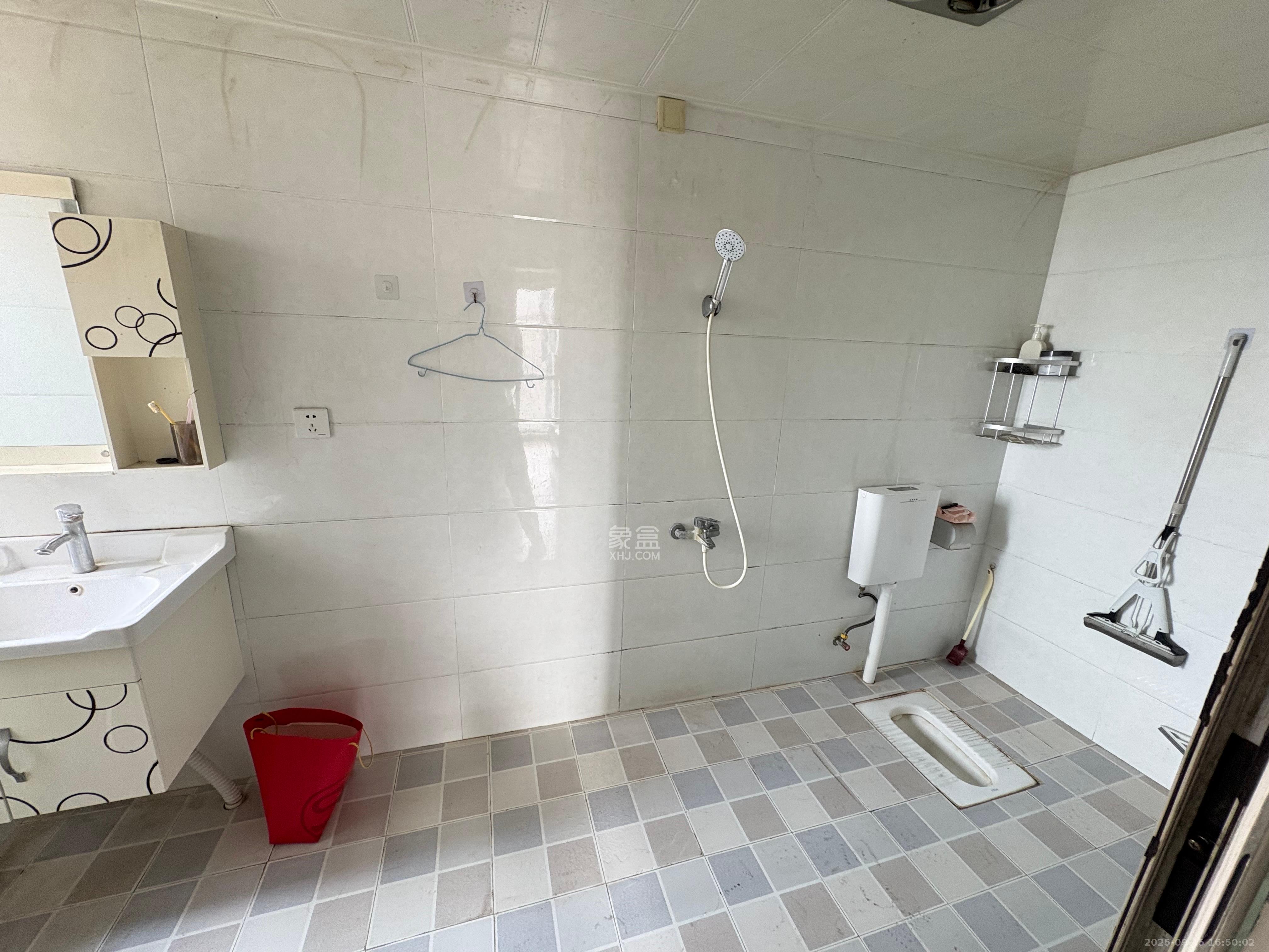 荣泰广场 3室2厅1卫 2400.0元/月 荣泰广场 3室2厅1卫 2400.0元/月室内图