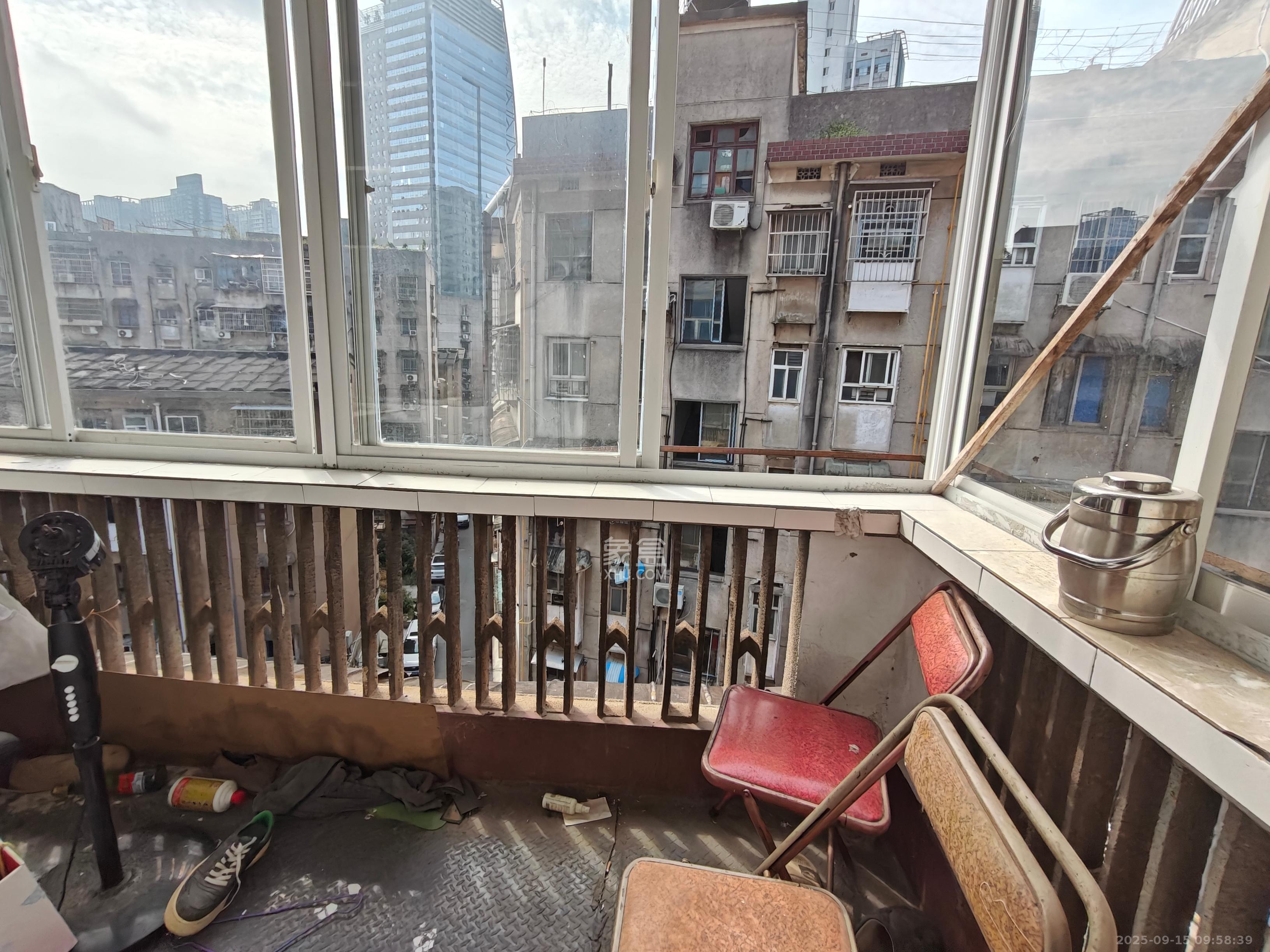 桐荫里社区  2室1厅1卫    1500.0元/月 桐荫里社区  2室1厅1卫    1500.0元/月室内图