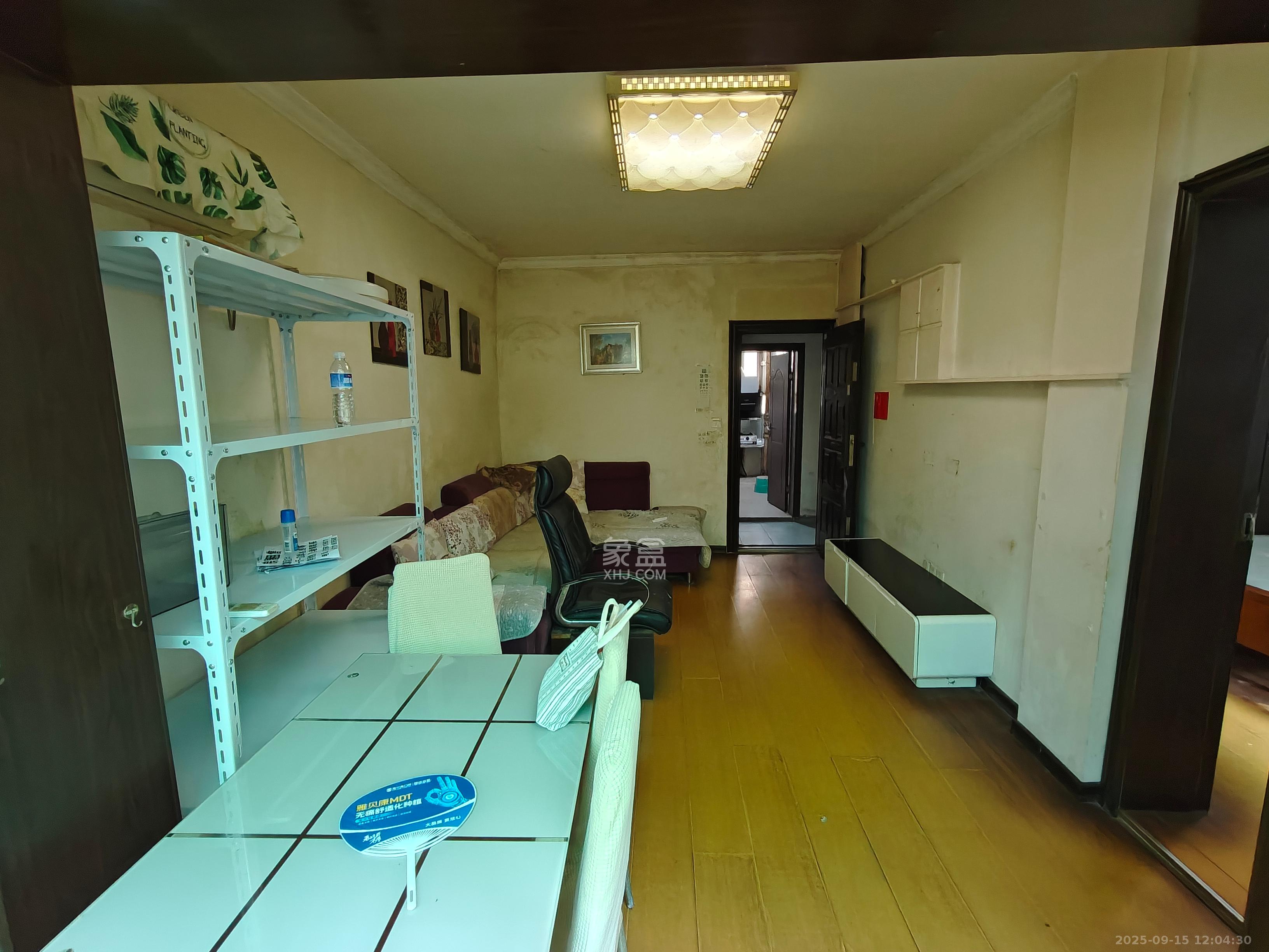 红旗区三片  1室1厅1卫    1300.0元/月室内图