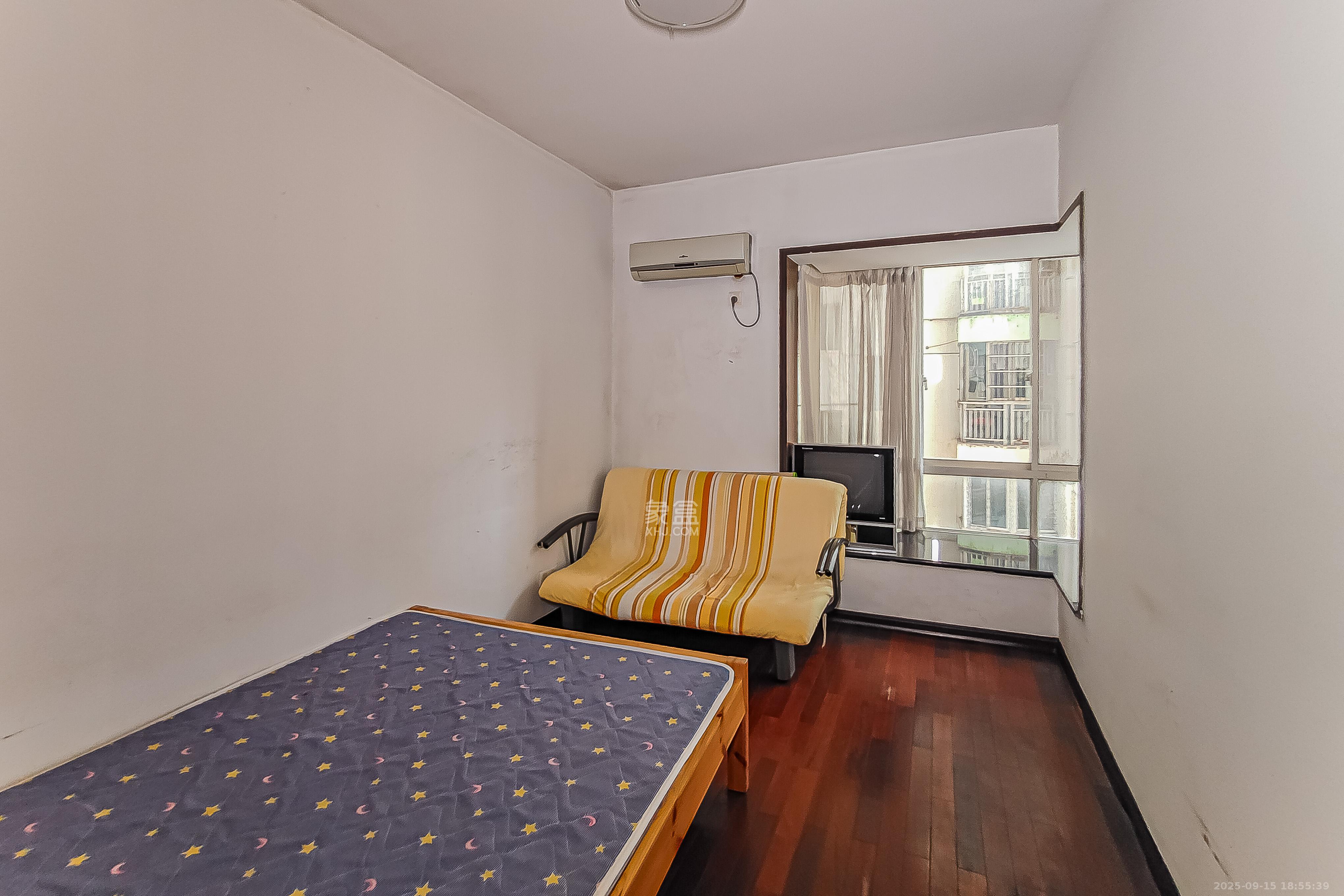 一心花苑  4室2厅2卫    175.0万卧室