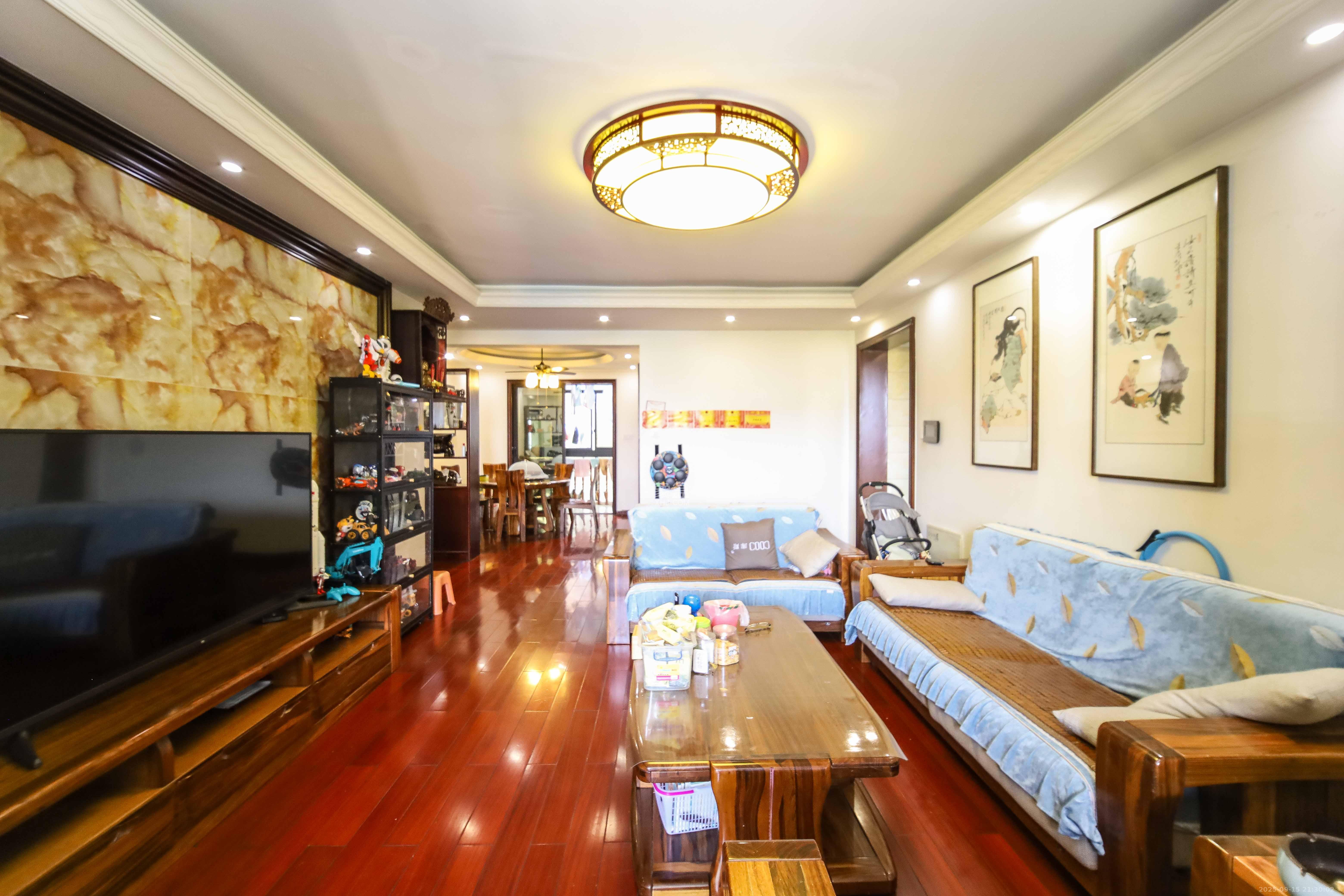 长房白沙湾  4室2厅2卫    175.0万 长房白沙湾  4室2厅2卫    175.0万客厅