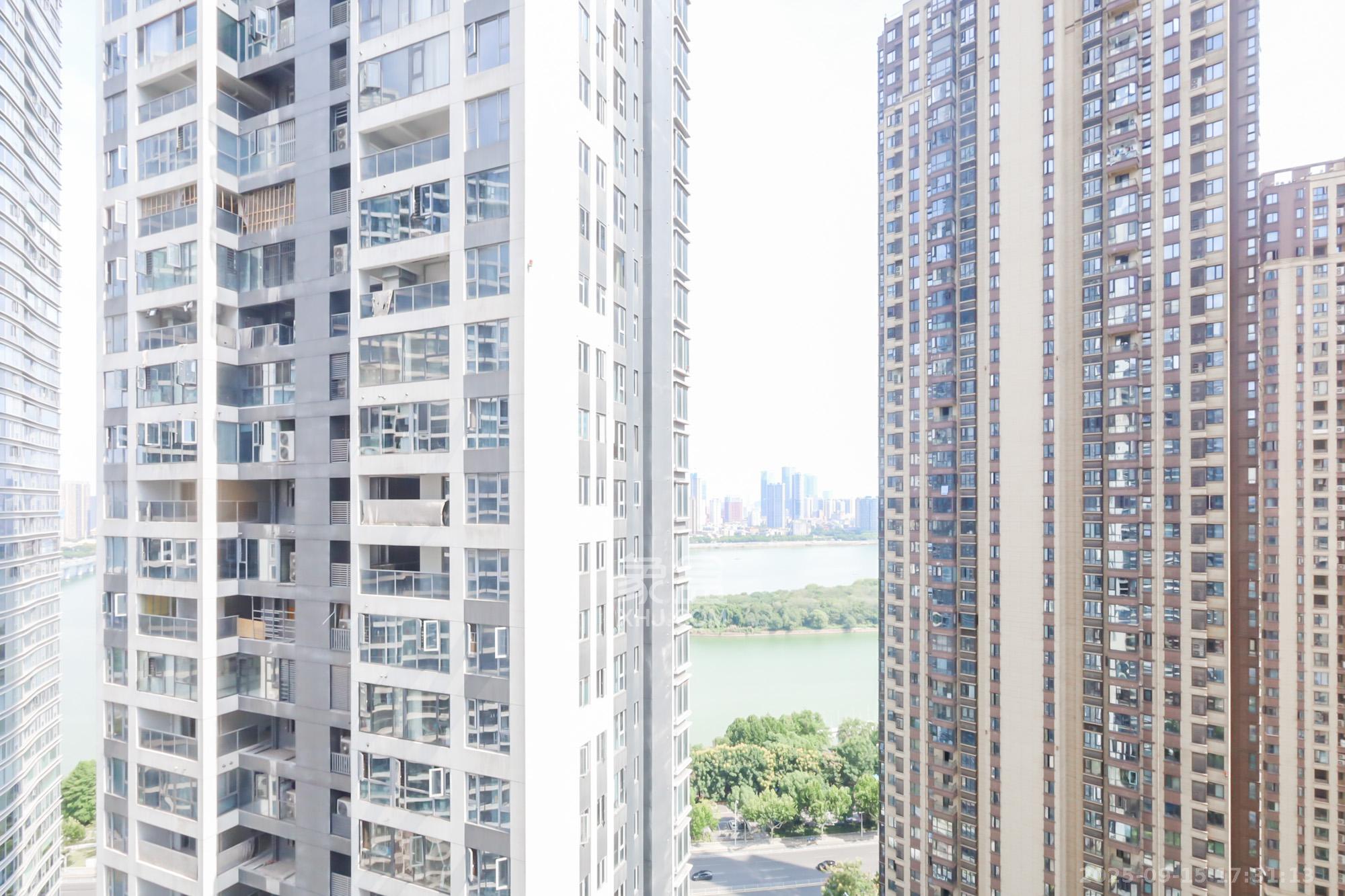 保利天禧C区  4室2厅3卫    330.0万其他