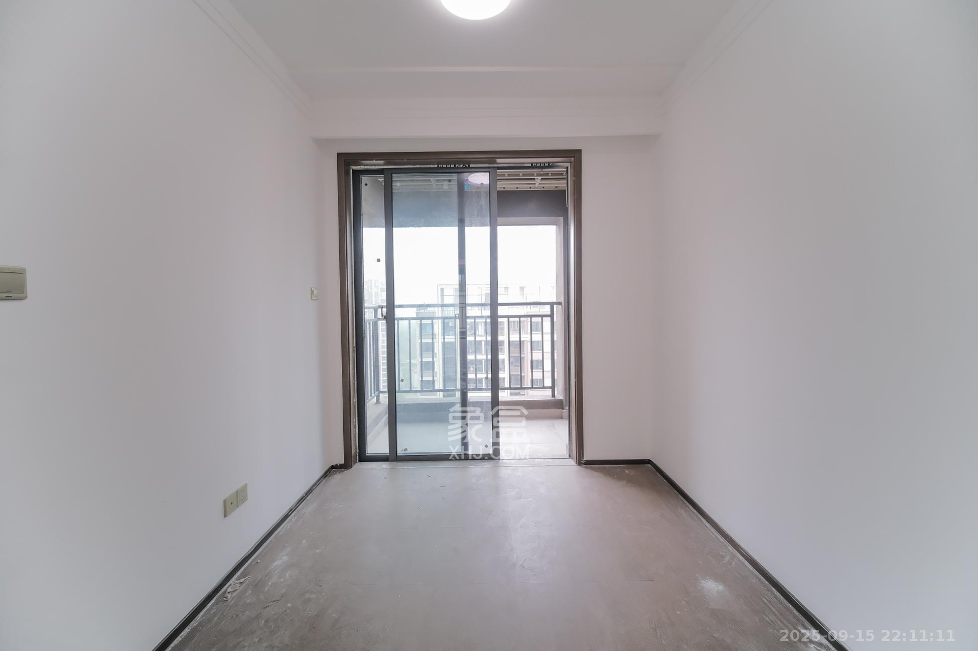 荣盛城  3室2厅2卫    105.8万客厅