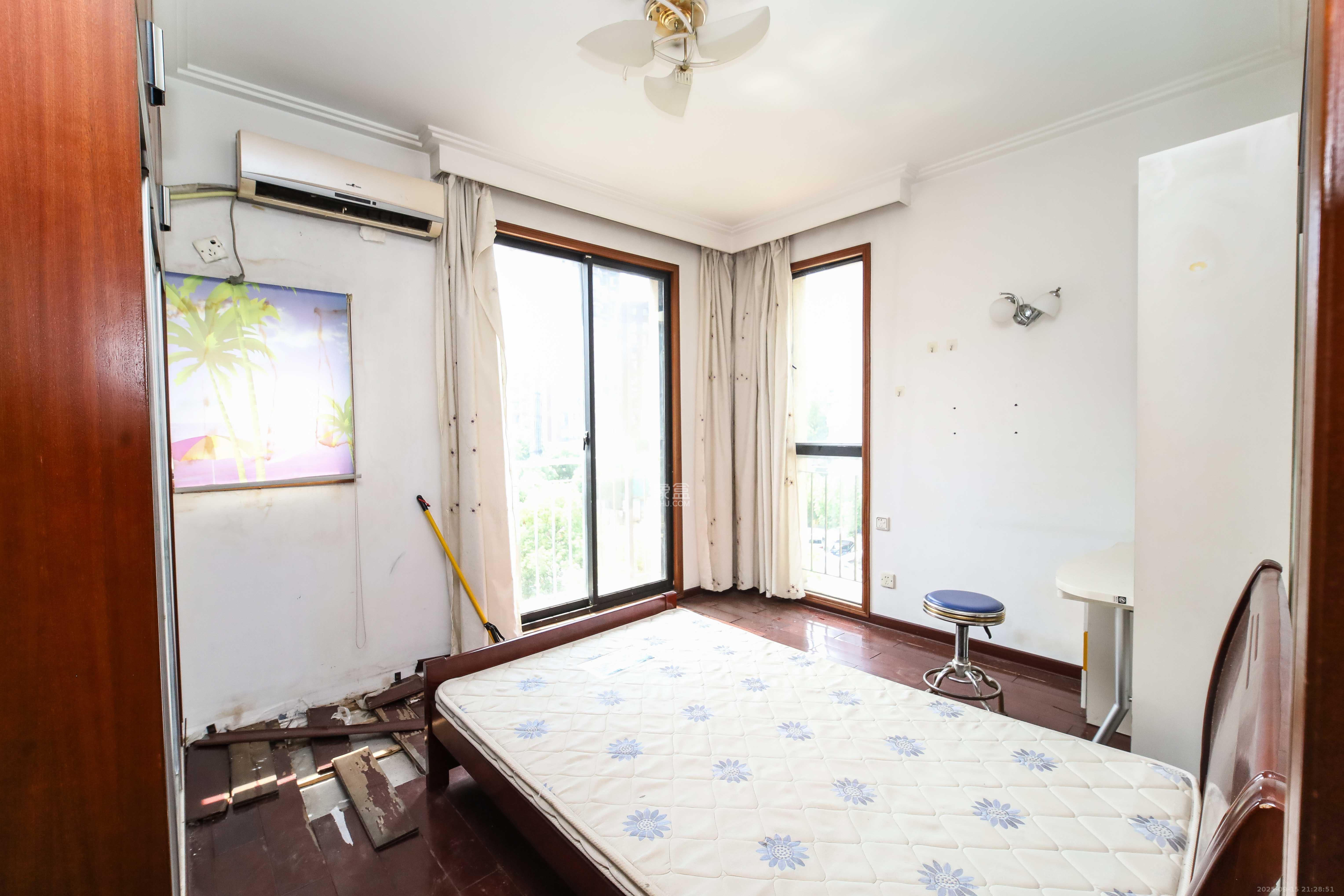 西街花园  4室2厅2卫   145.00万卧室