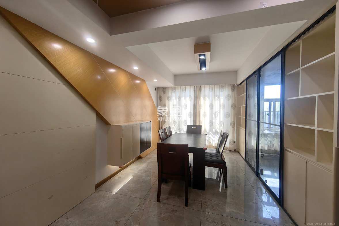 第六都(陆都小区) 3室2厅2卫 4500.0元/月 第六都(陆都小区) 3室2厅2卫 4500.0元/月室内图