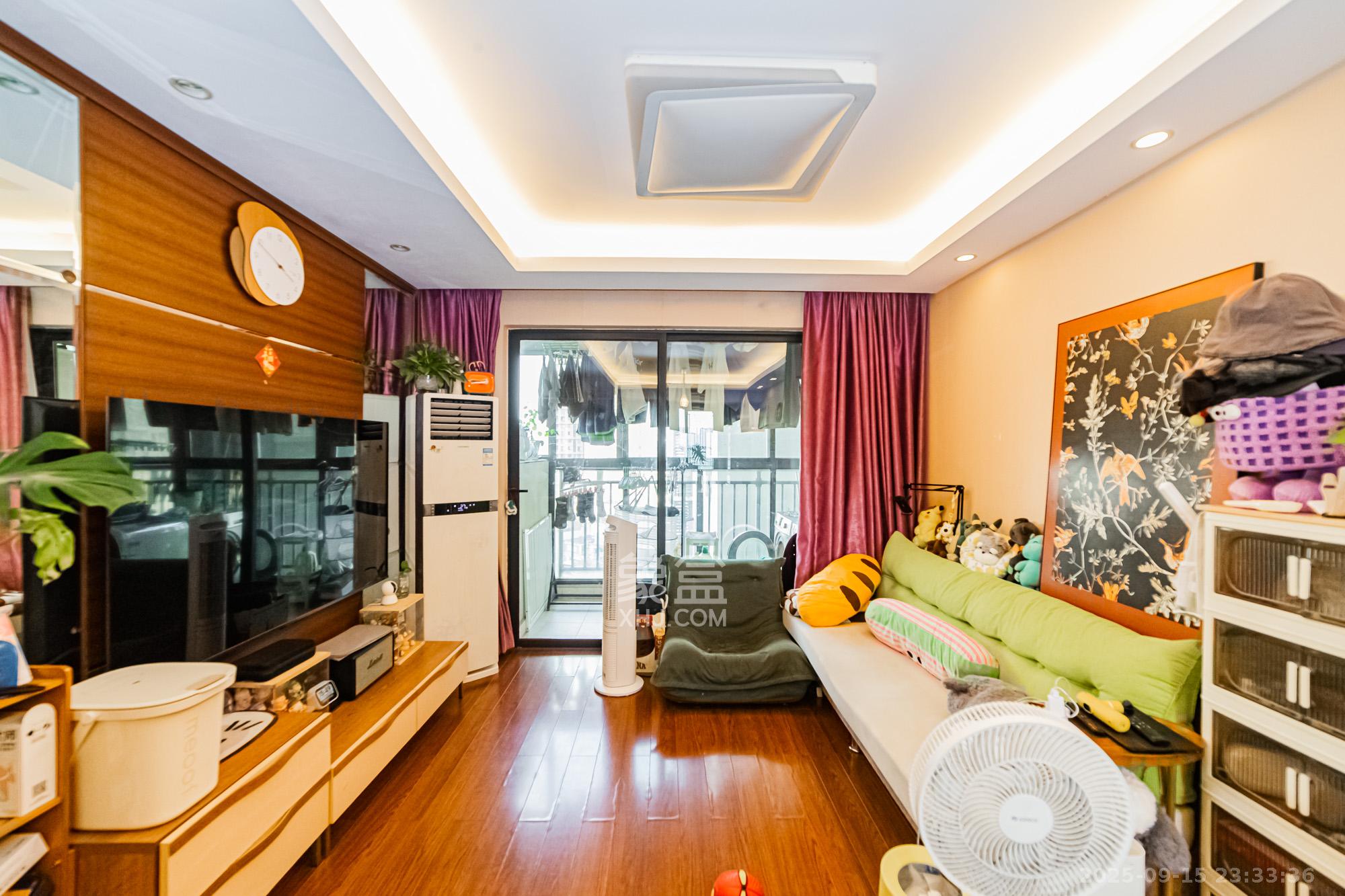 万科城 3室2厅2卫 82.0万 万科城 3室2厅2卫 82.0万客厅