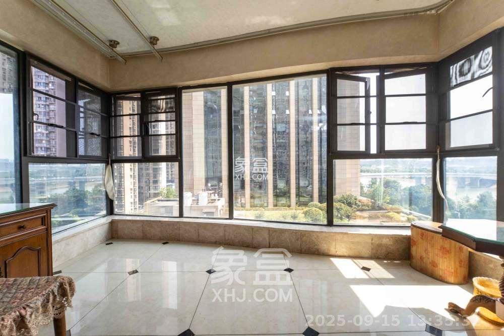 红橡华园(菲莎公馆)  3室2厅2卫    4000.0元/月室内图