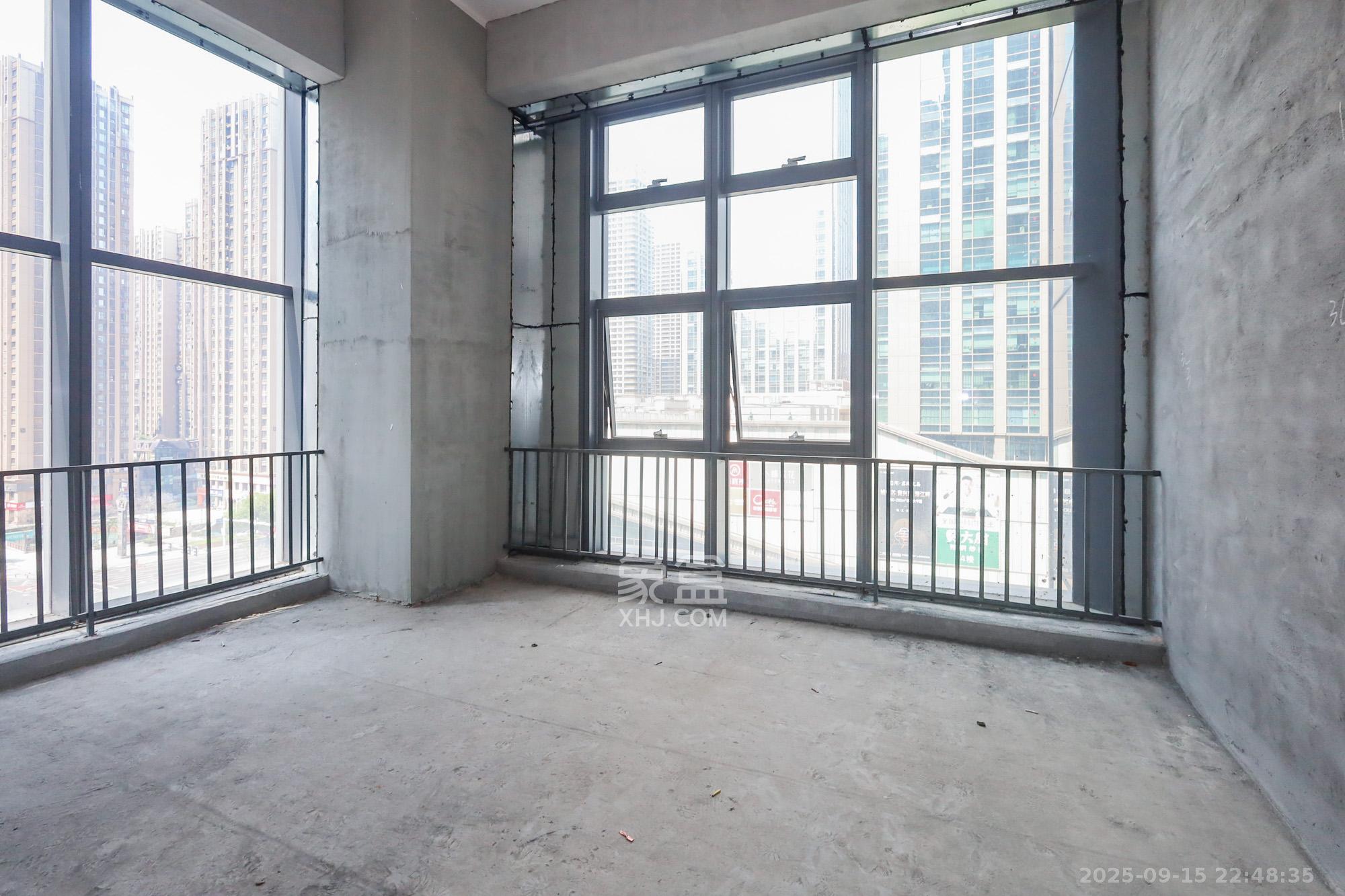 卓越中寰 1室0厅0卫 62.98万 卓越中寰 1室0厅0卫 62.98万客厅