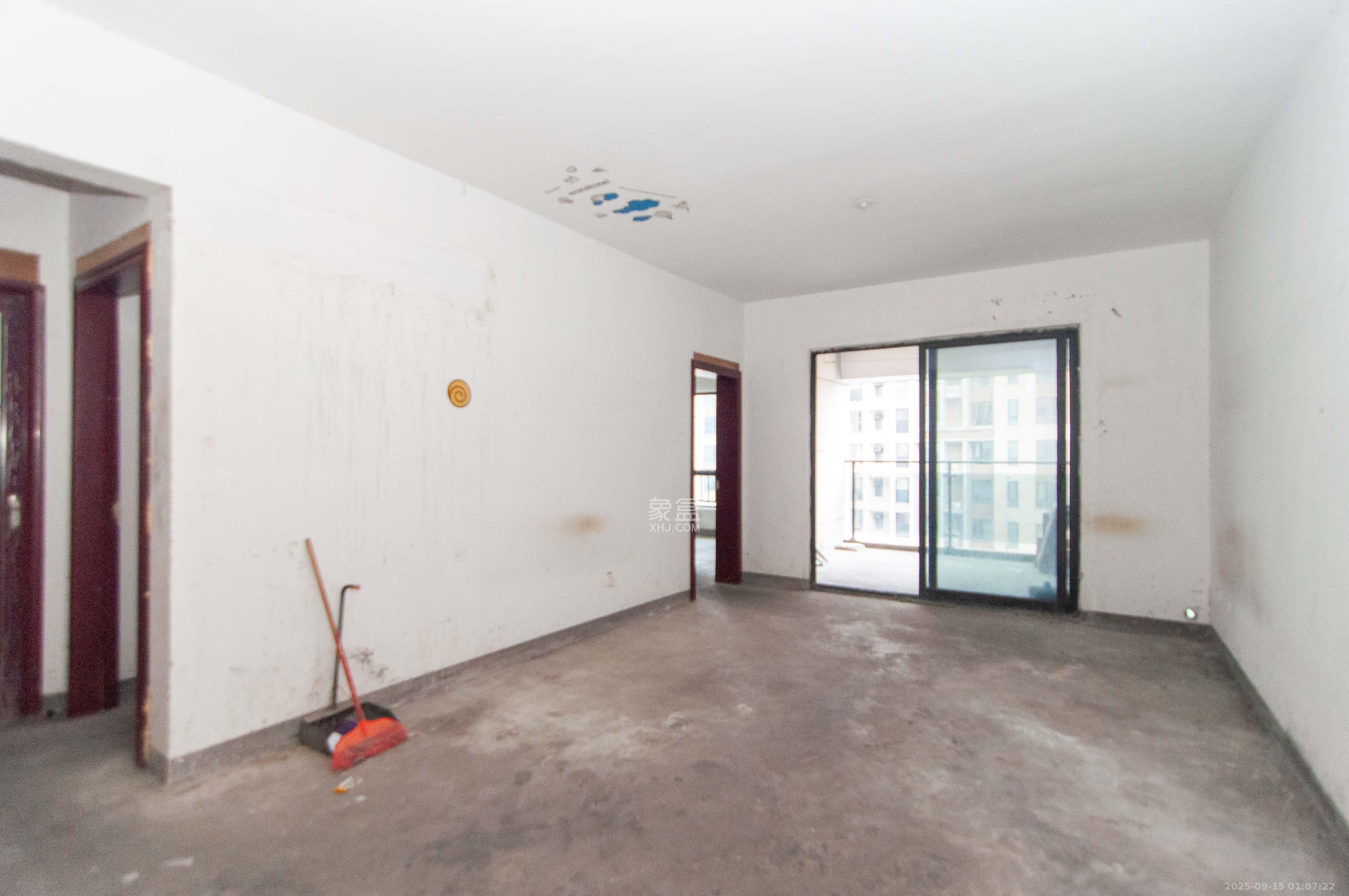 达美D6区  3室2厅1卫    86.0万 达美D6区  3室2厅1卫    86.0万客厅