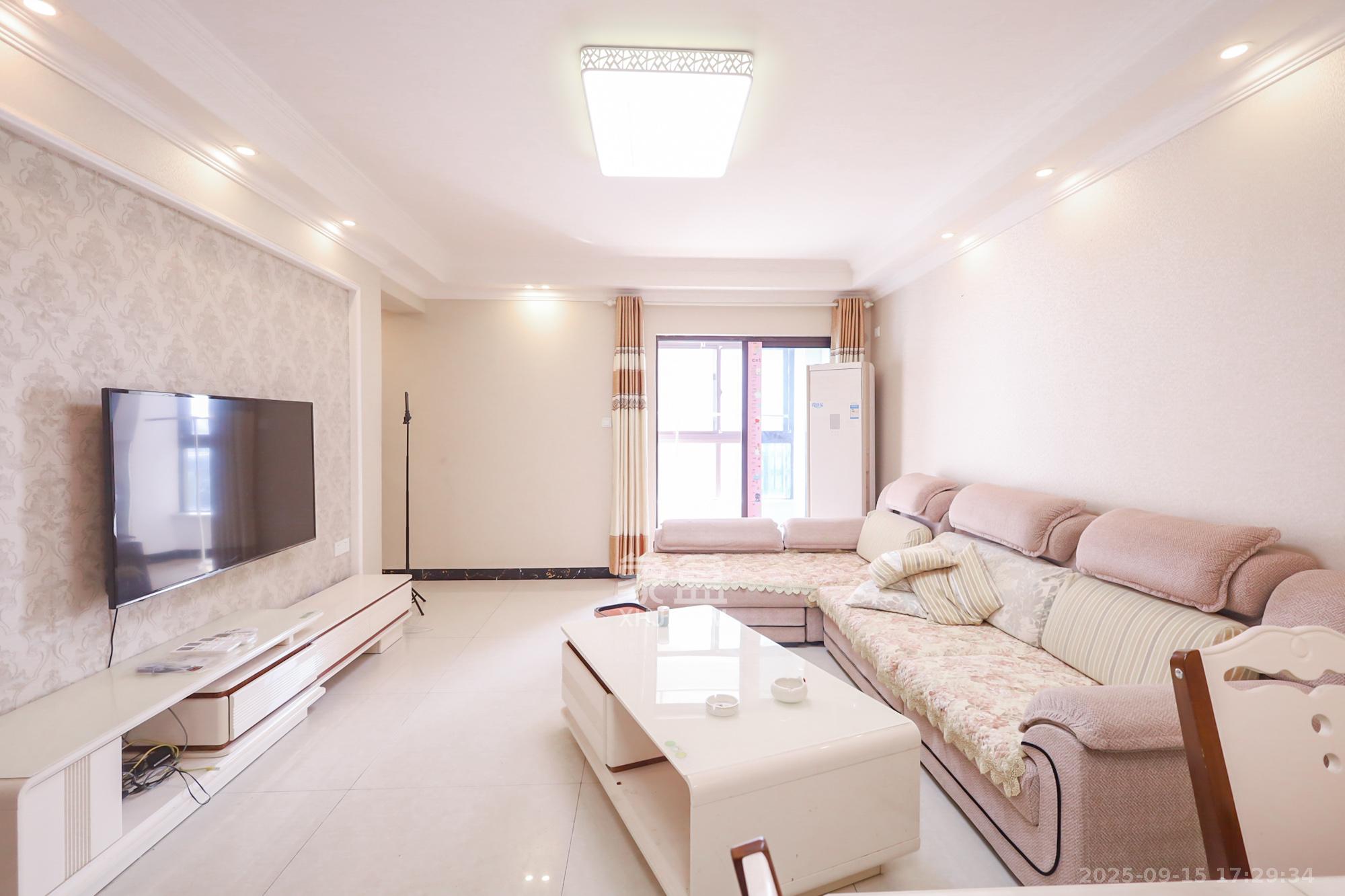 绿地中央广场  3室2厅1卫    108.0万