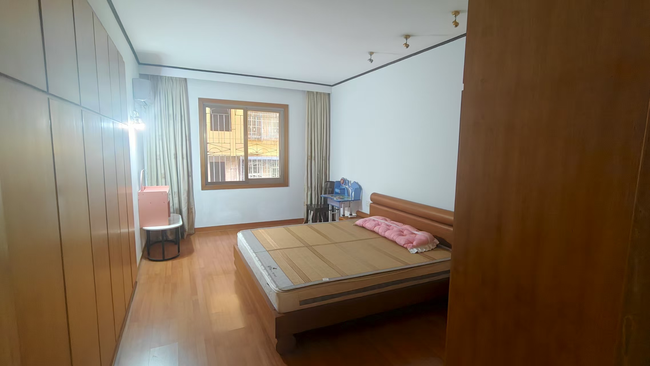 政法委家属楼 3室2厅1卫 1200.0元/月 政法委家属楼 3室2厅1卫 1200.0元/月室内图