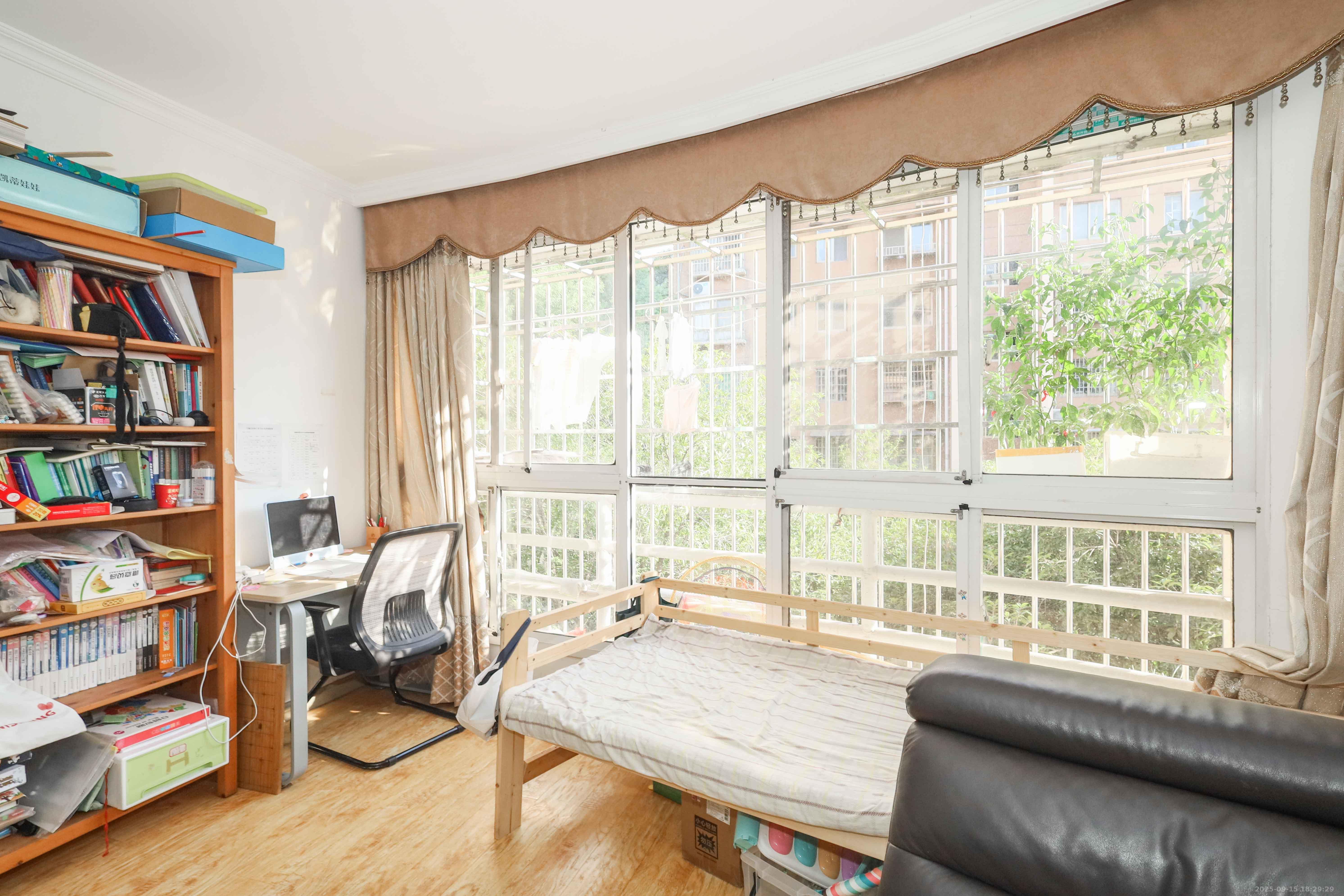 涉外花园  3室2厅2卫    72.0万阳台