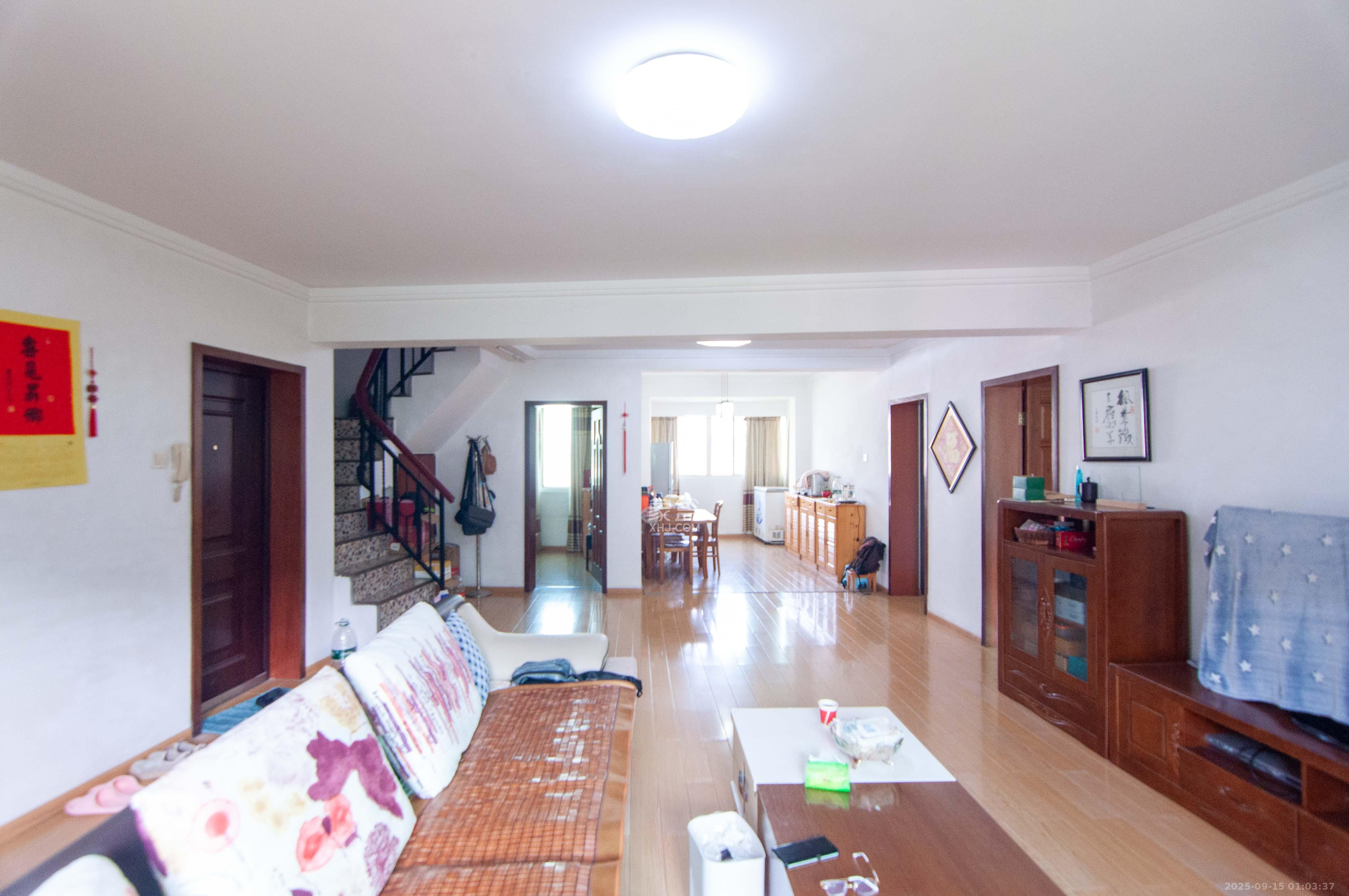 广厦新苑  4室2厅2卫    138.0万客厅