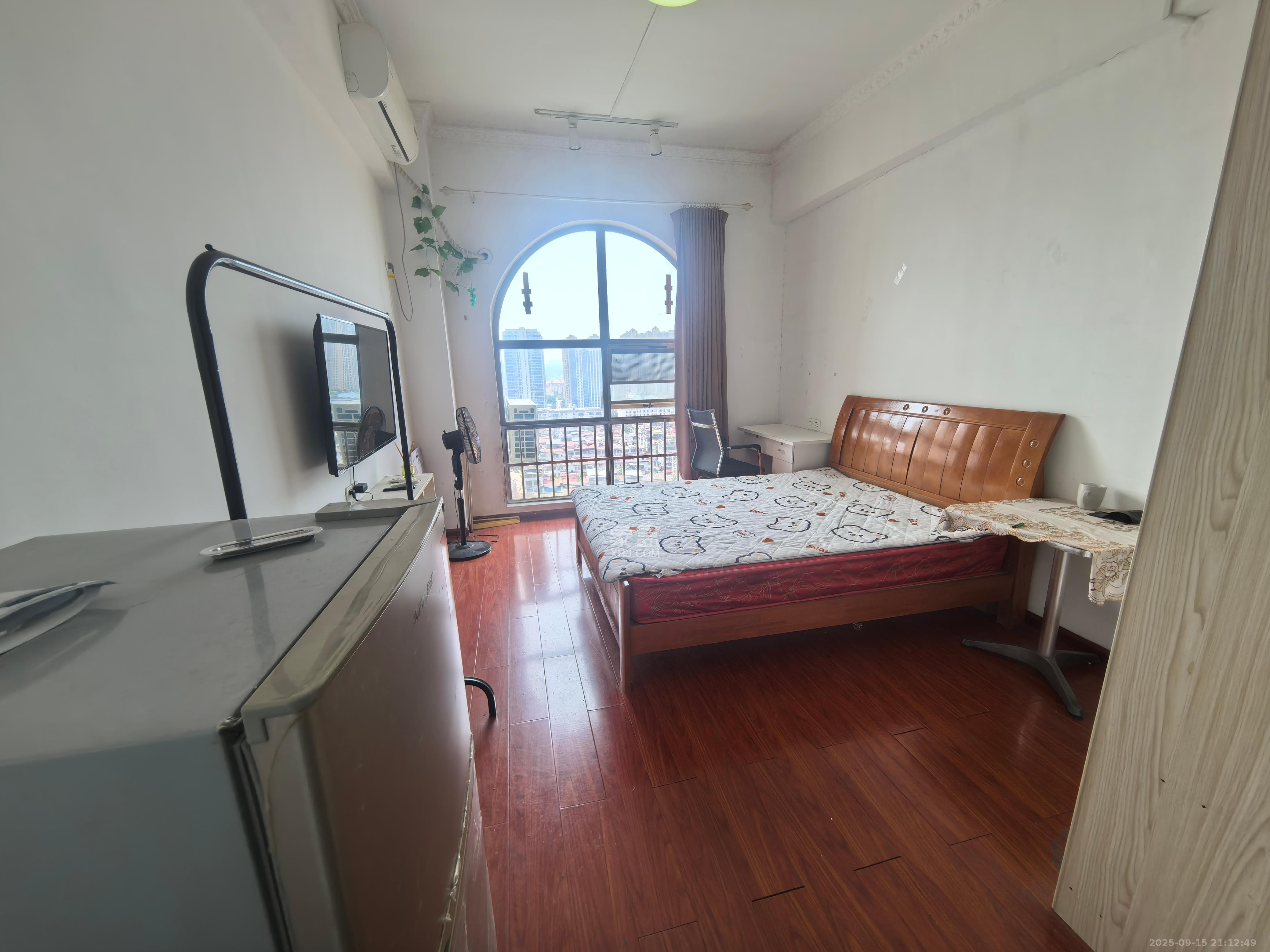 米兰春天  1室1厅1卫    1100.0元/月 米兰春天  1室1厅1卫    1100.0元/月