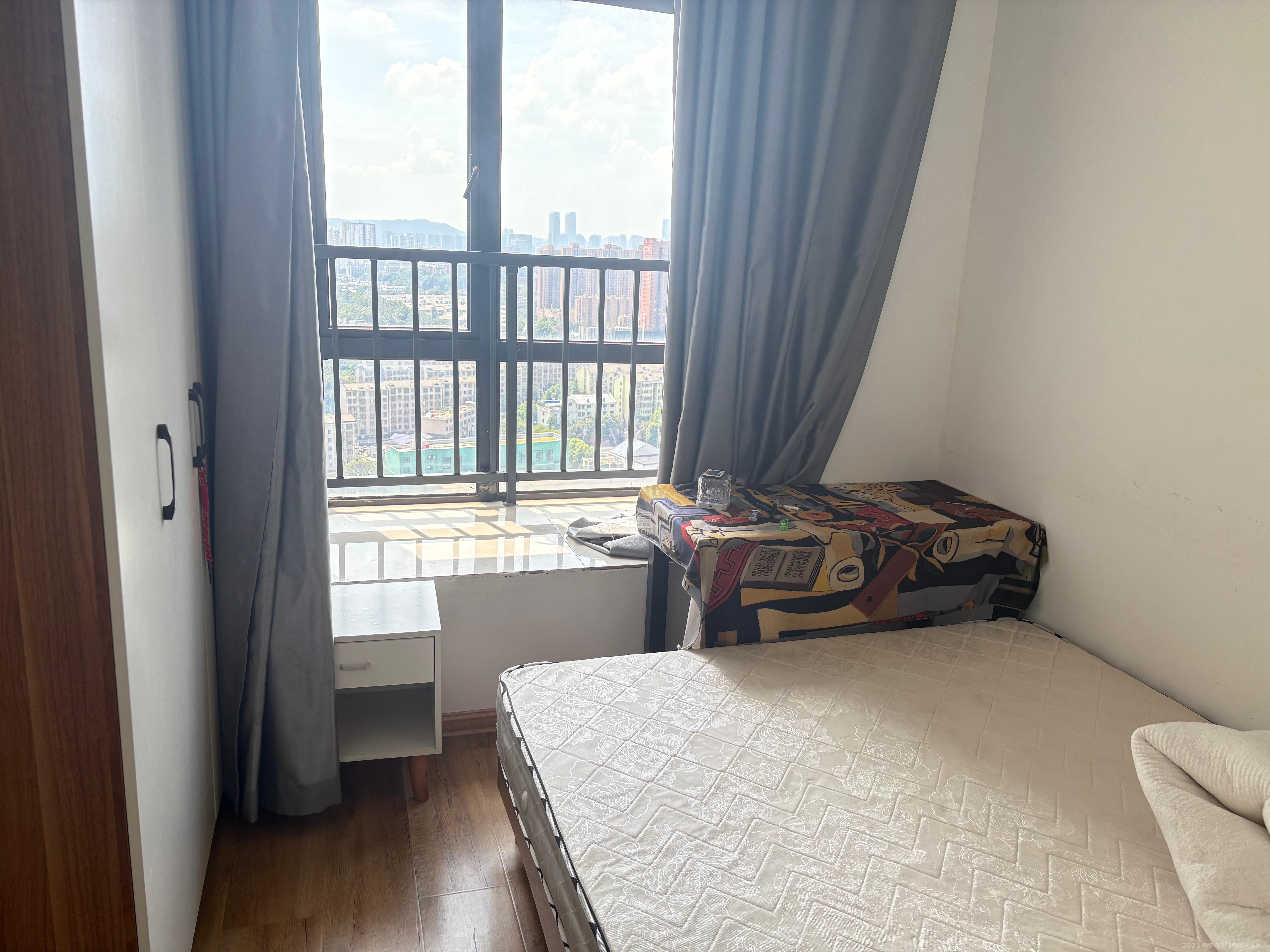 荣泰广场 3室2厅1卫 2400.0元/月 荣泰广场 3室2厅1卫 2400.0元/月室内图