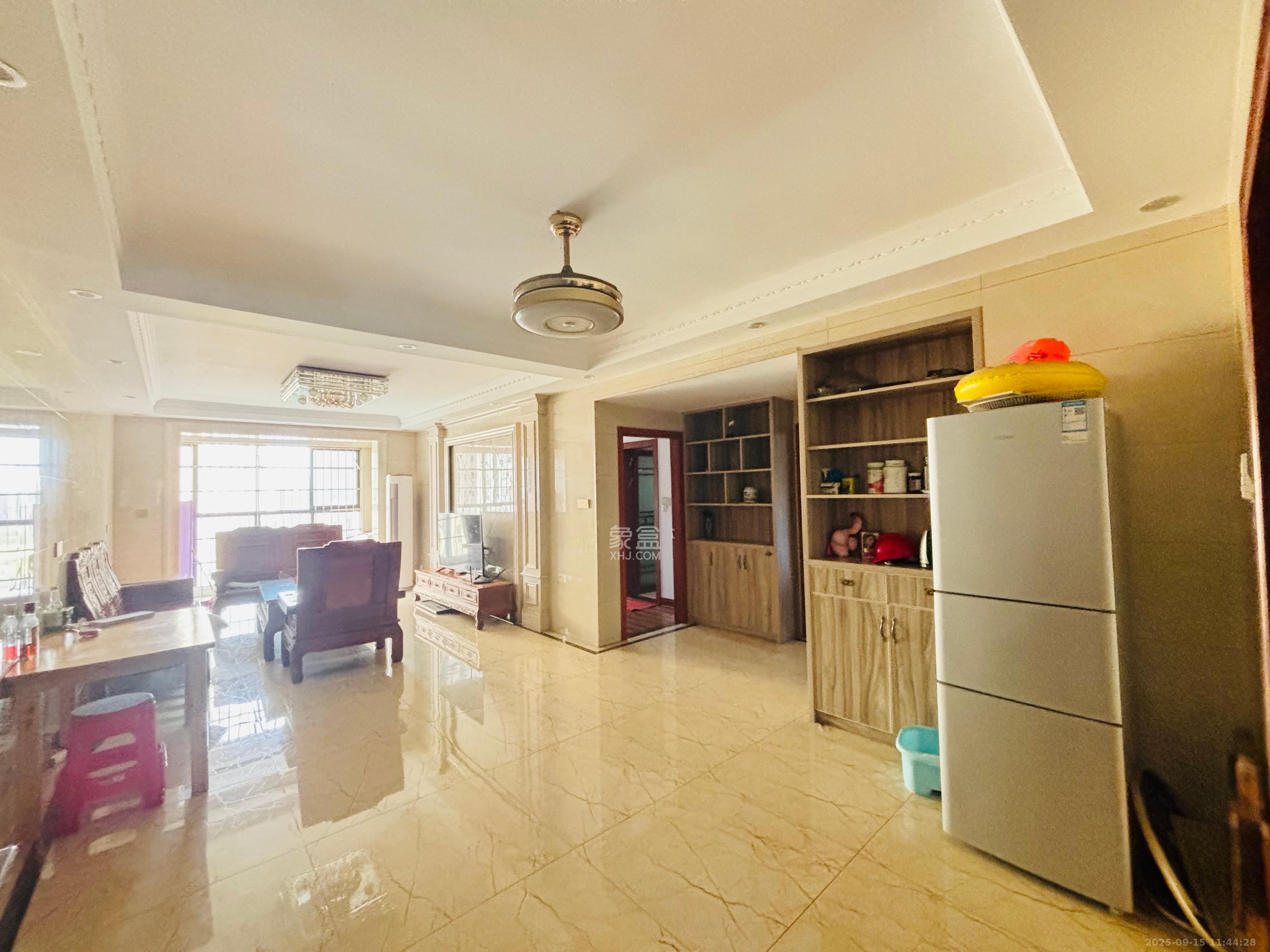 荣盛花语城 3室2厅2卫 2000.0元/月 荣盛花语城 3室2厅2卫 2000.0元/月室内图