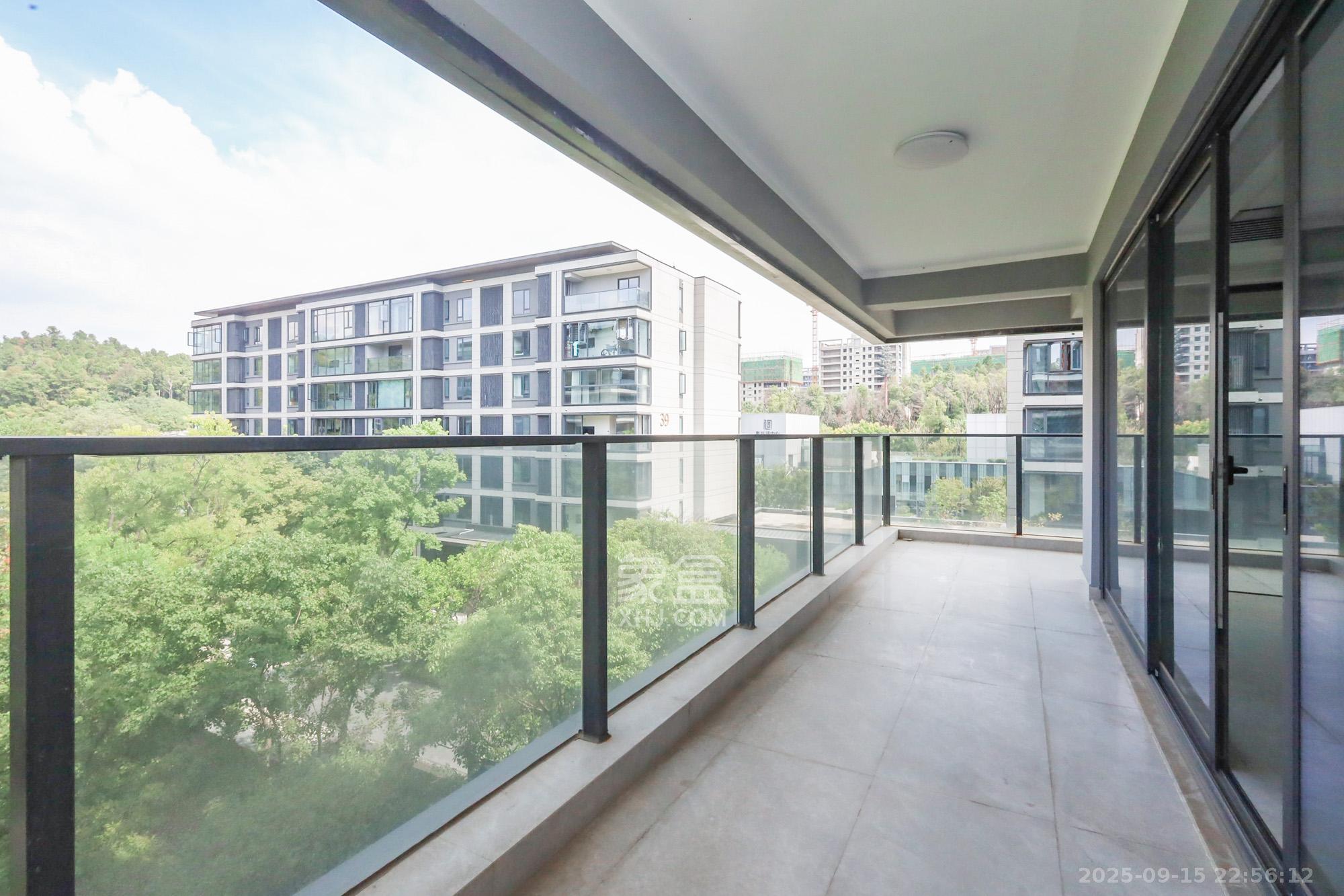 万科森林公园  4室2厅3卫    450.0万阳台