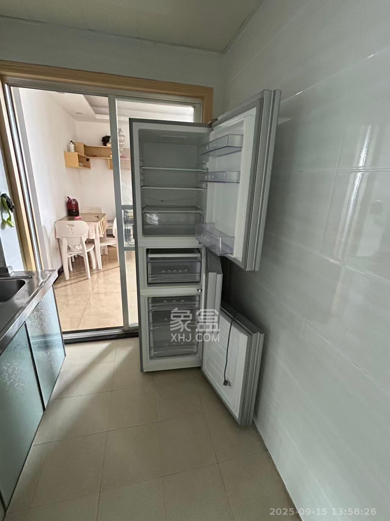 尊邸华庭 1室2厅1卫 2100.0元/月 尊邸华庭 1室2厅1卫 2100.0元/月室内图