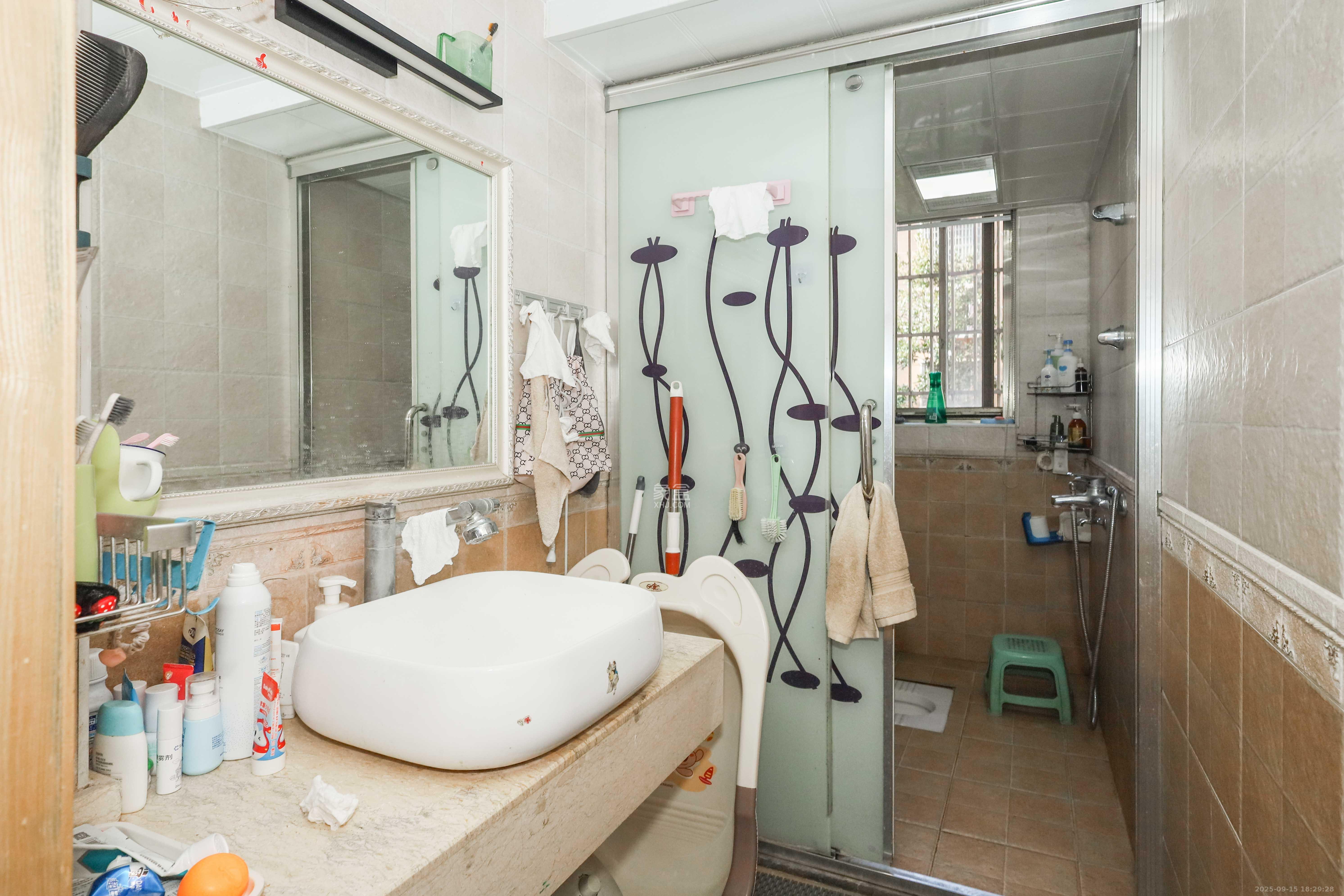 涉外花园  3室2厅2卫    72.0万卫生间