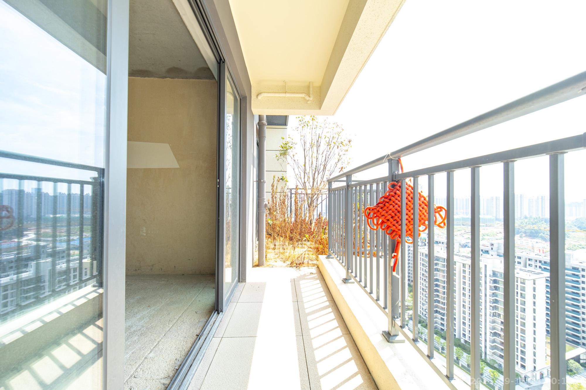 保利和光尘樾  4室2厅2卫    142.0万阳台