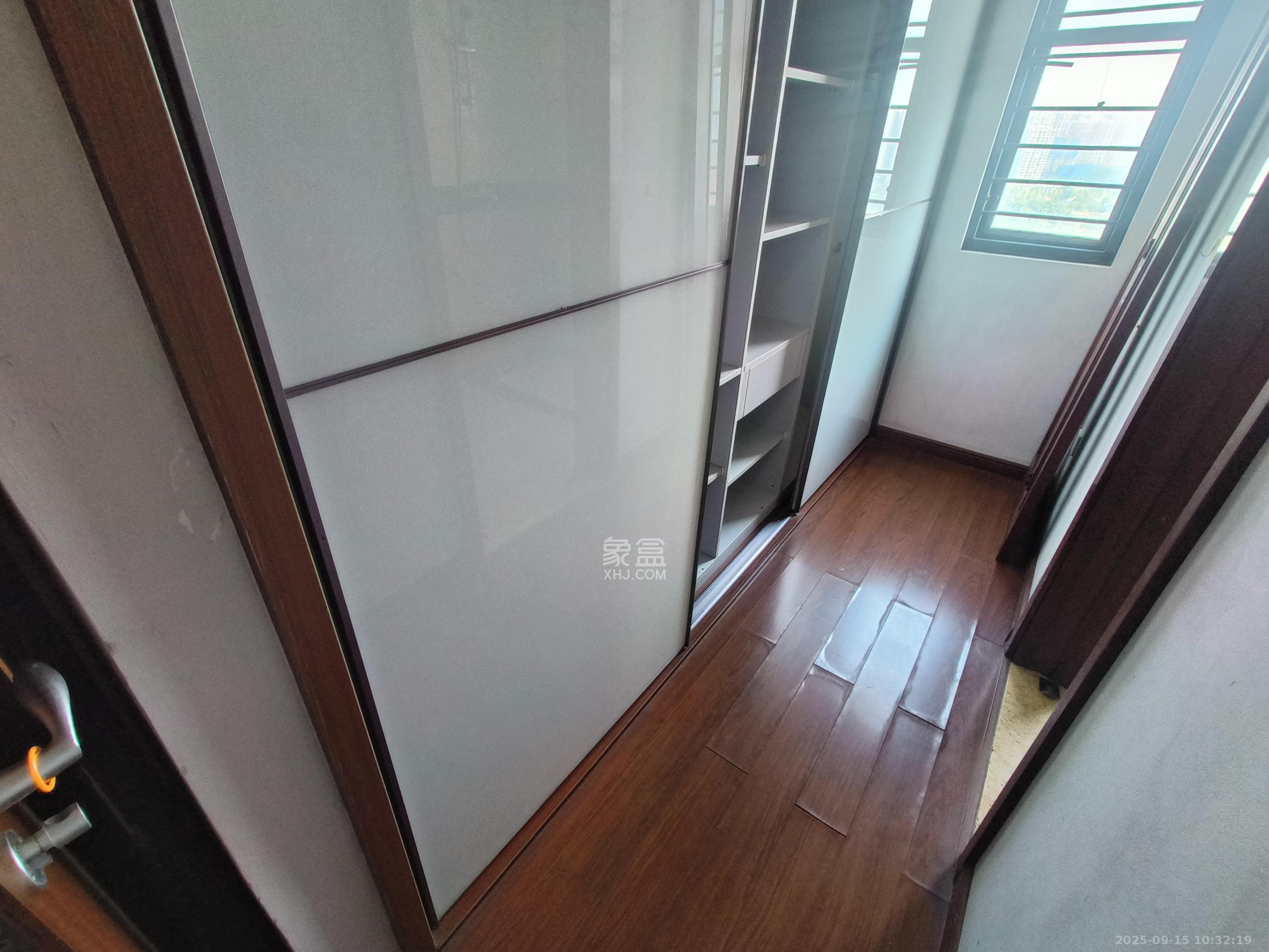 万科城  1室2厅1卫    2400.0元/月室内图