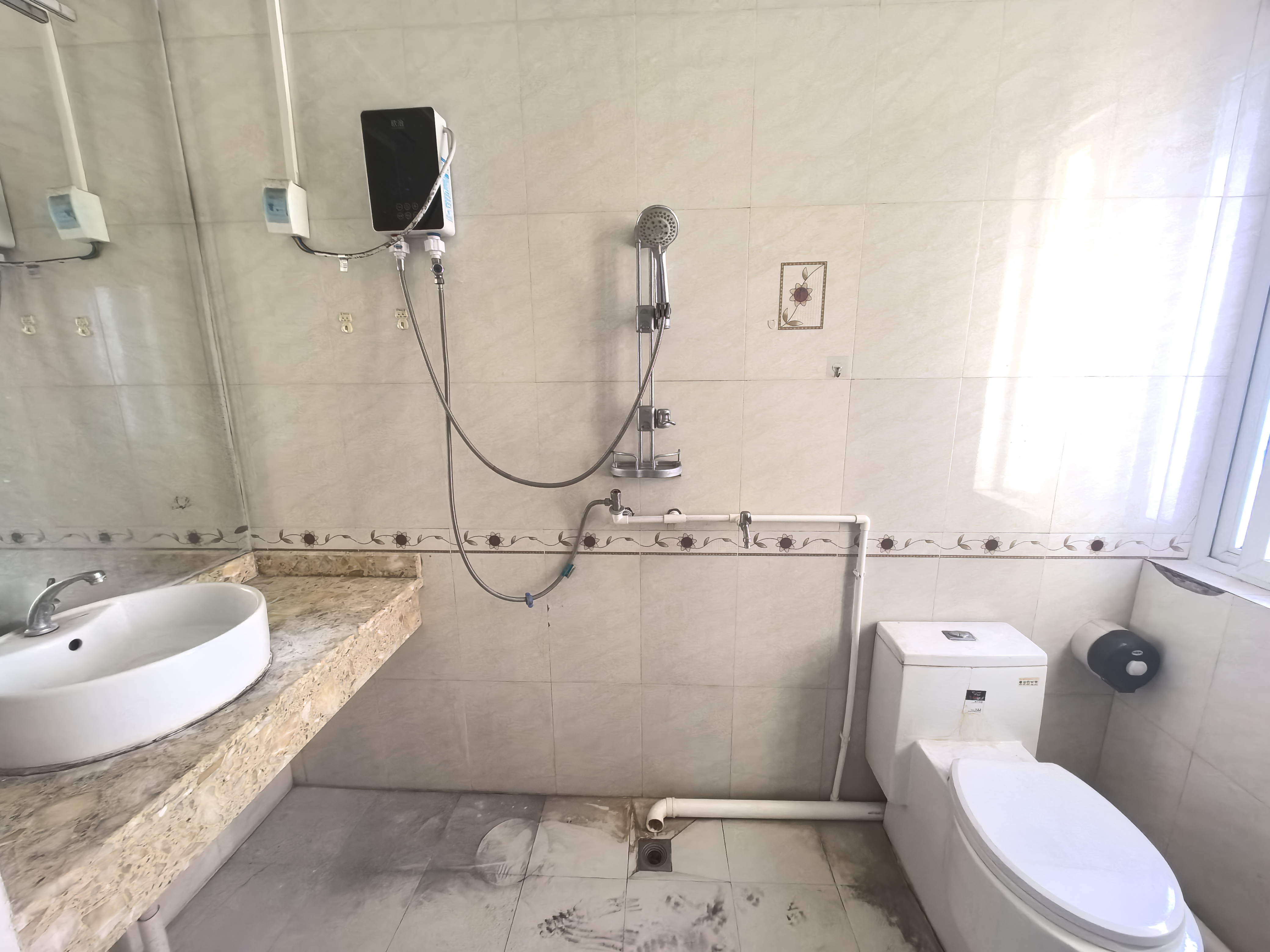 环海大厦 5室1厅2卫 2500.0元/月 环海大厦 5室1厅2卫 2500.0元/月室内图