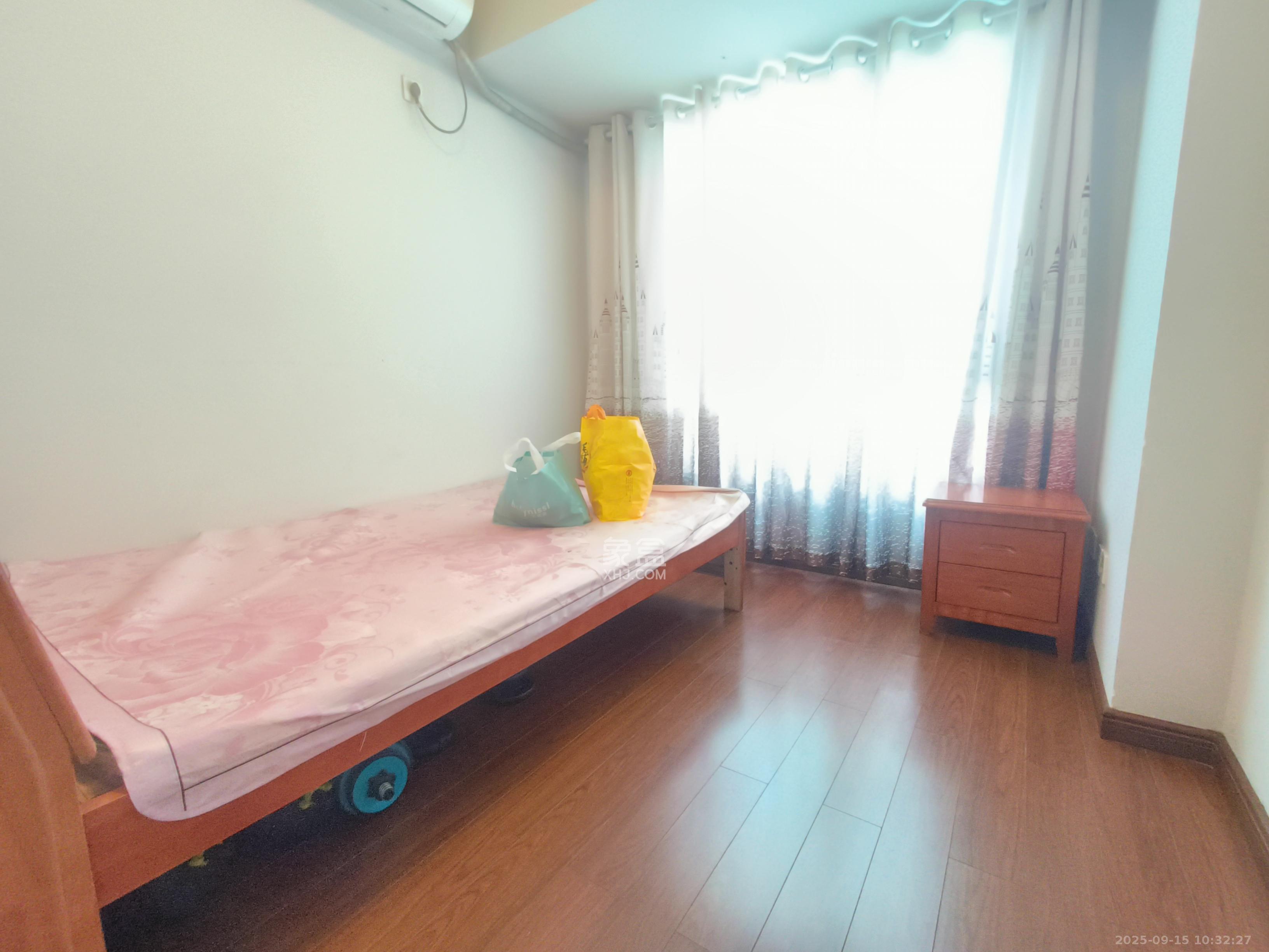 万科城 1室2厅1卫 2400.0元/月 万科城 1室2厅1卫 2400.0元/月室内图