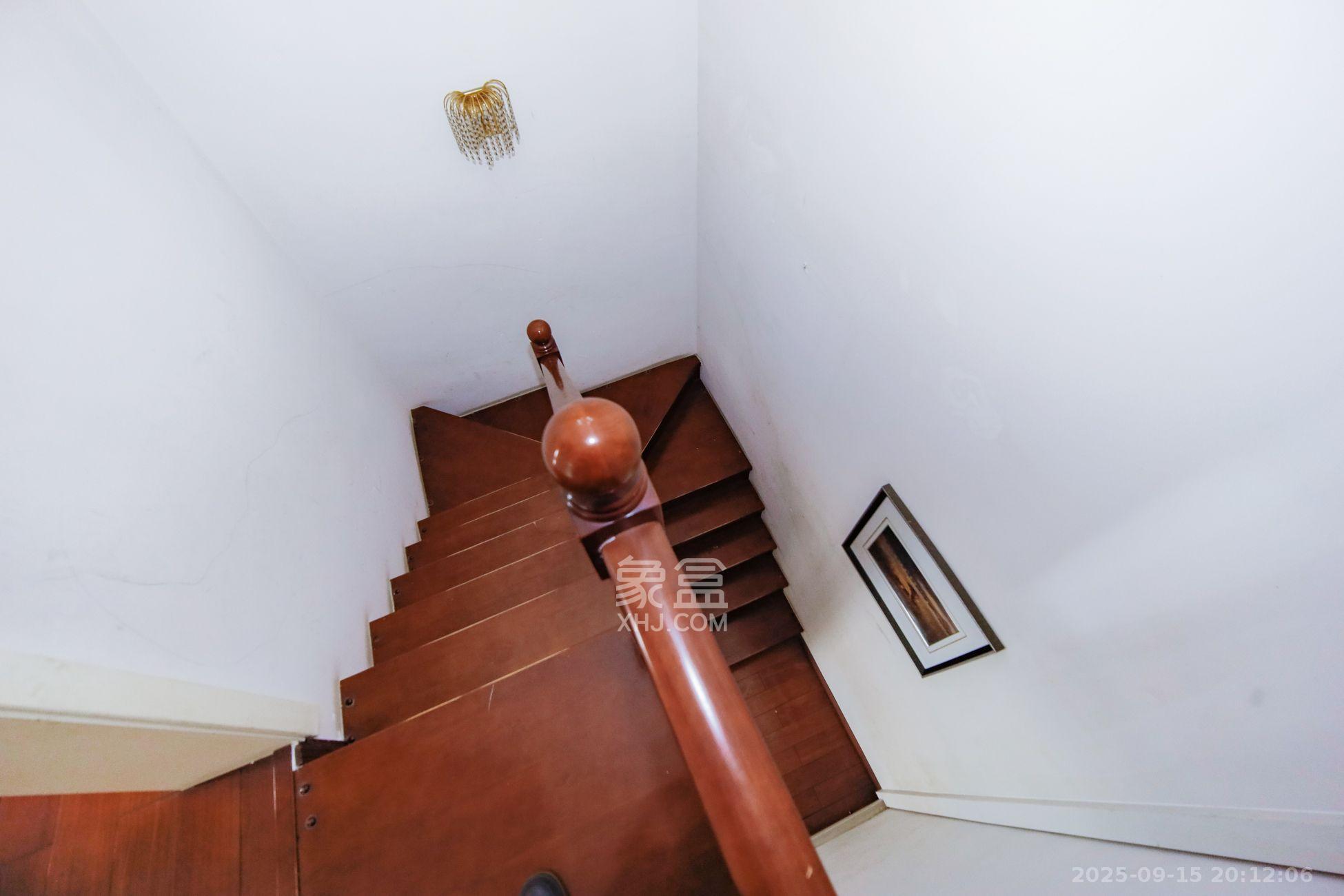 鑫天山水洲城 6室2厅3卫 5600.0元/月 鑫天山水洲城 6室2厅3卫 5600.0元/月室内图