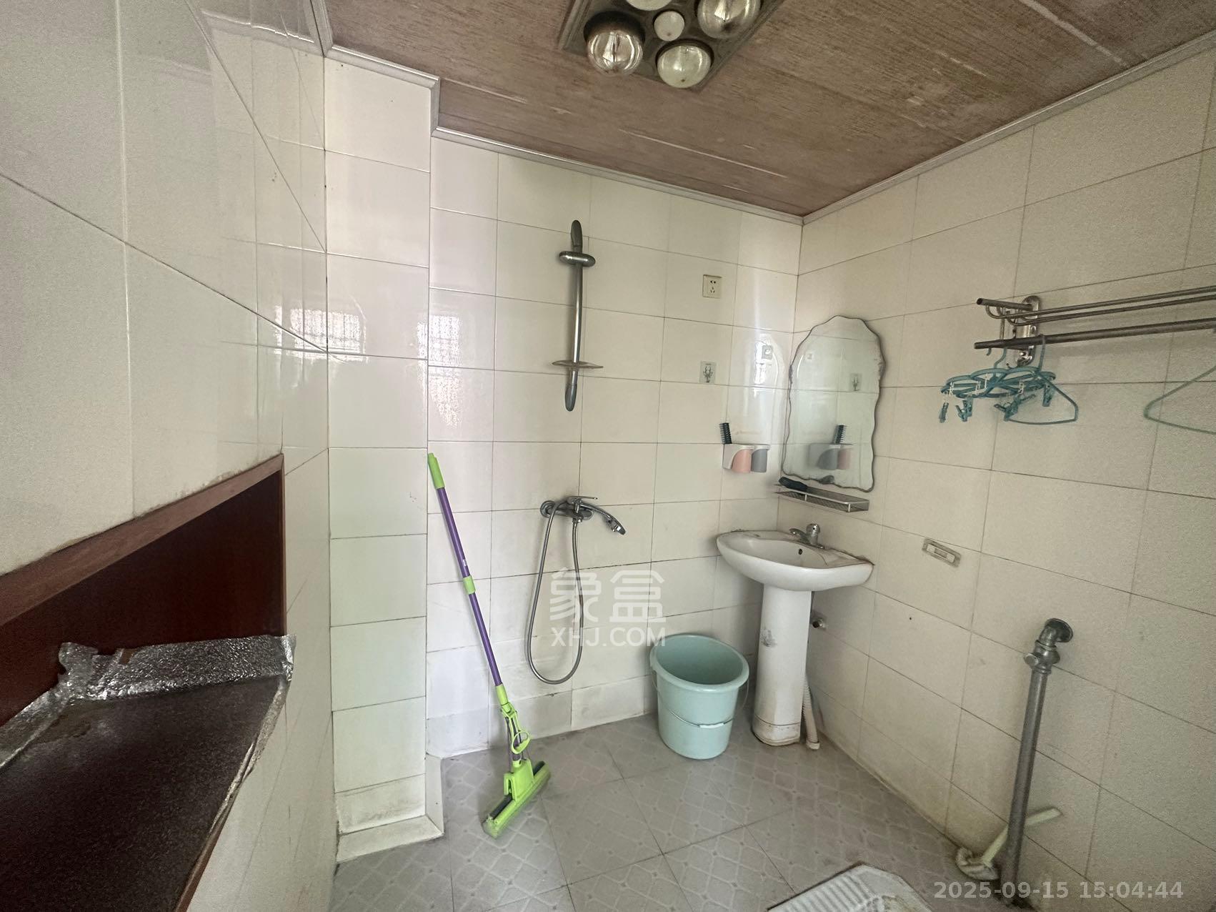 中南汽车世界 2室2厅1卫 1100.0元/月 中南汽车世界 2室2厅1卫 1100.0元/月室内图