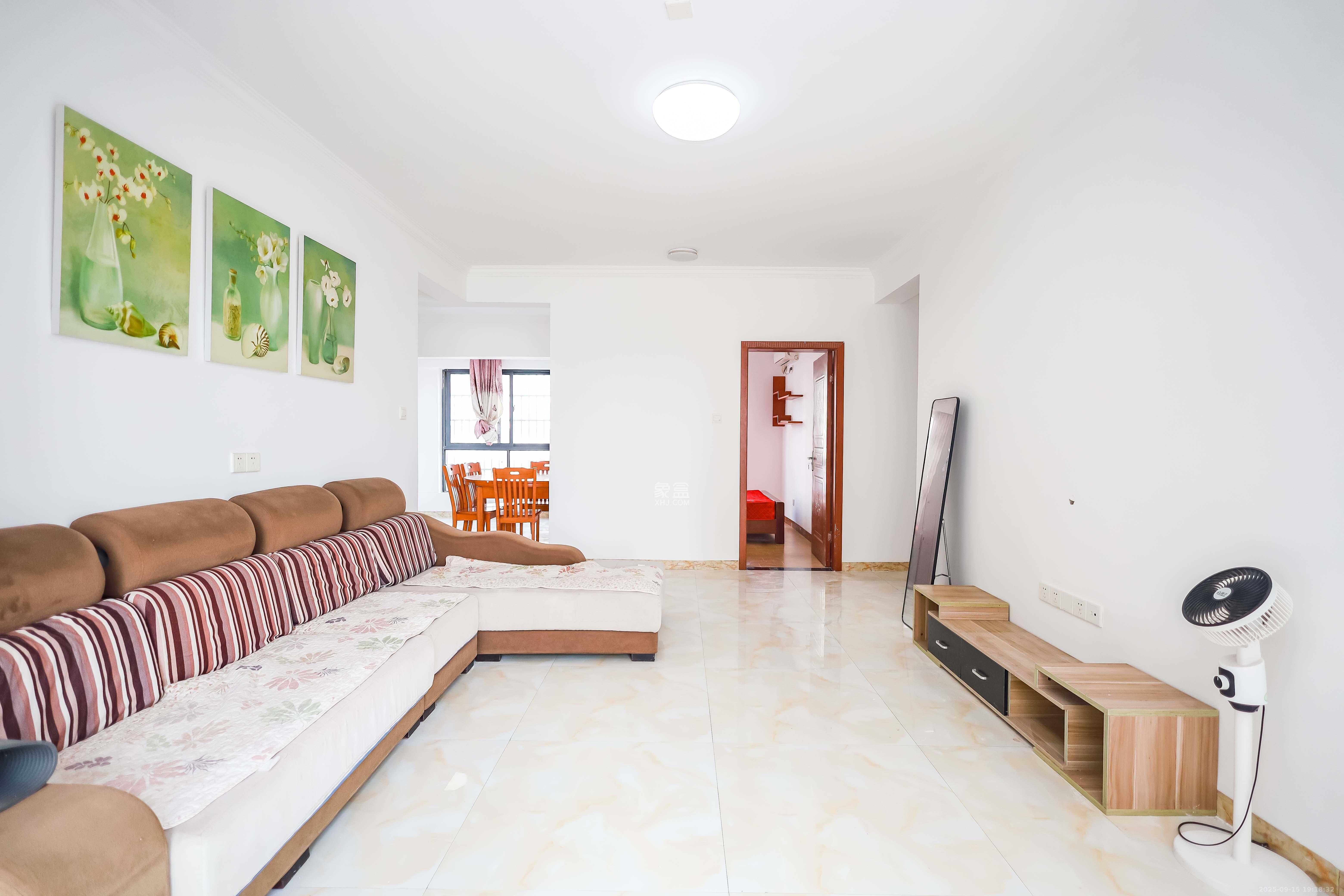 天麓尚层  3室1厅2卫    76.8万客厅