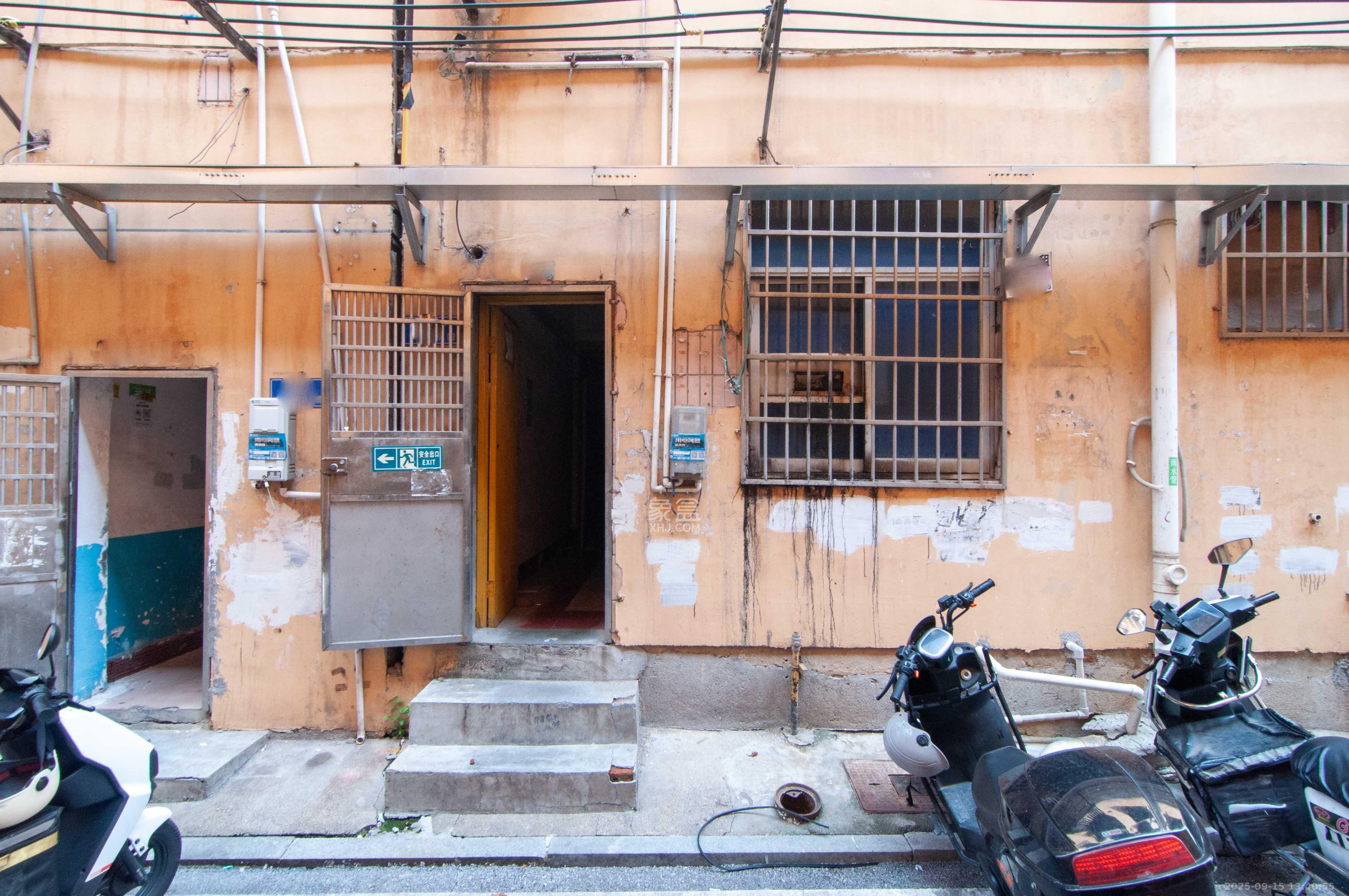 涧塘小区 6室3厅4卫 139.8万 涧塘小区 6室3厅4卫 139.8万客厅