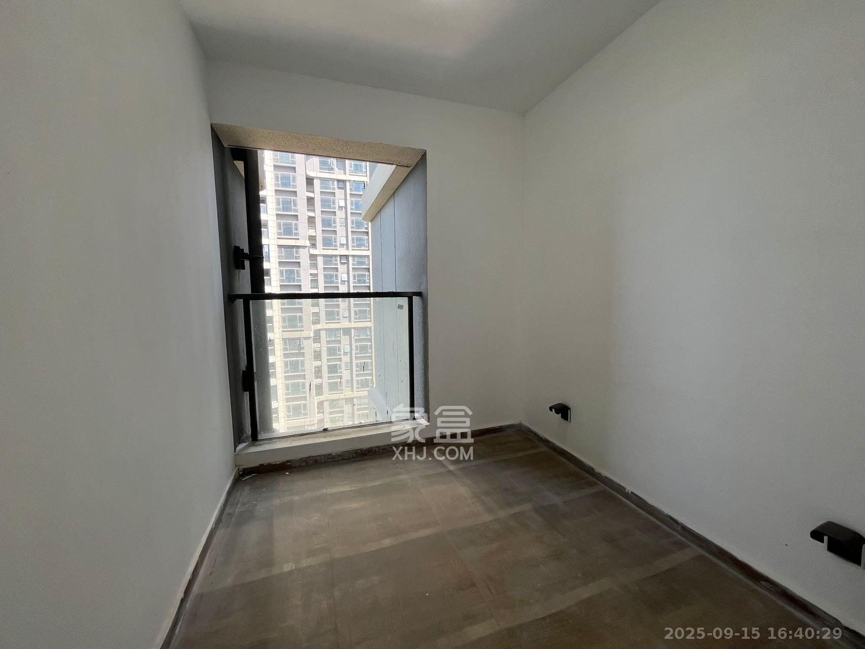 绿地V岛  4室2厅2卫    3500.0元/月 绿地V岛  4室2厅2卫    3500.0元/月室内图