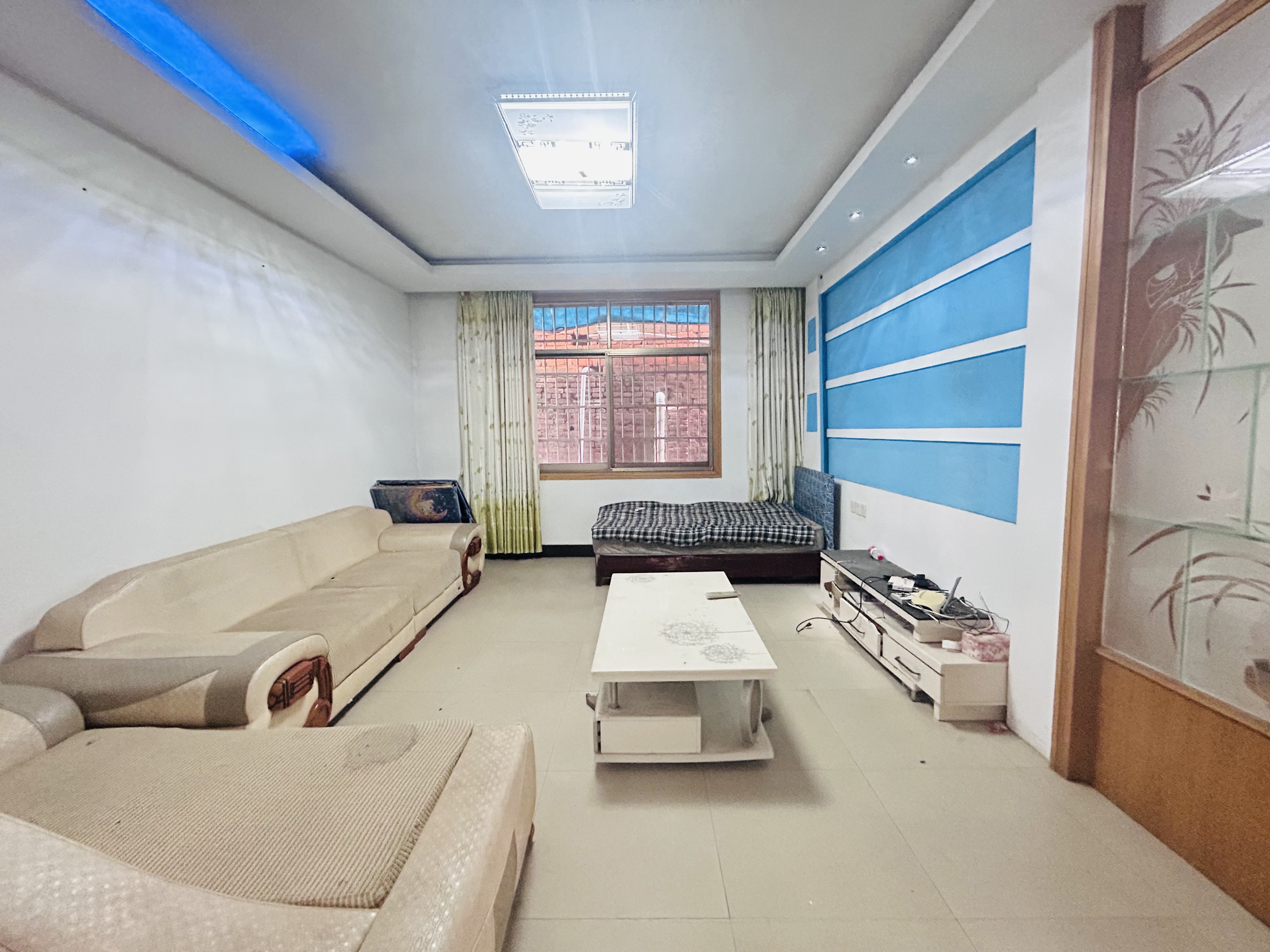 新建小区  3室2厅2卫   1100.00元/月