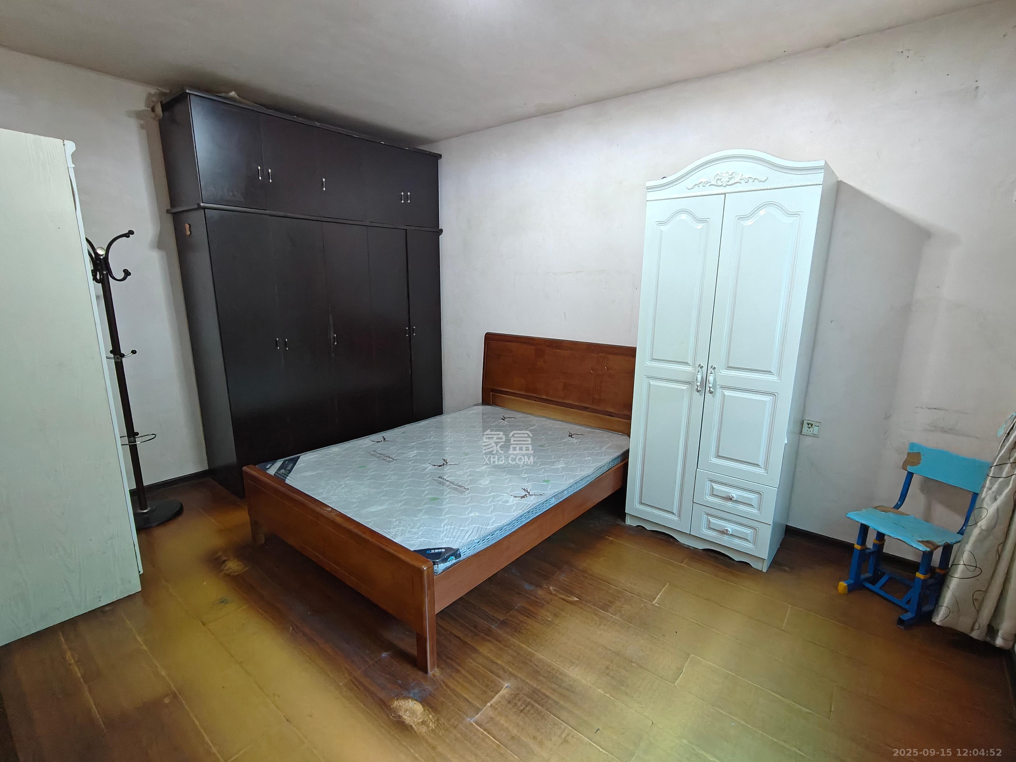 红旗区三片  1室1厅1卫    1300.0元/月室内图