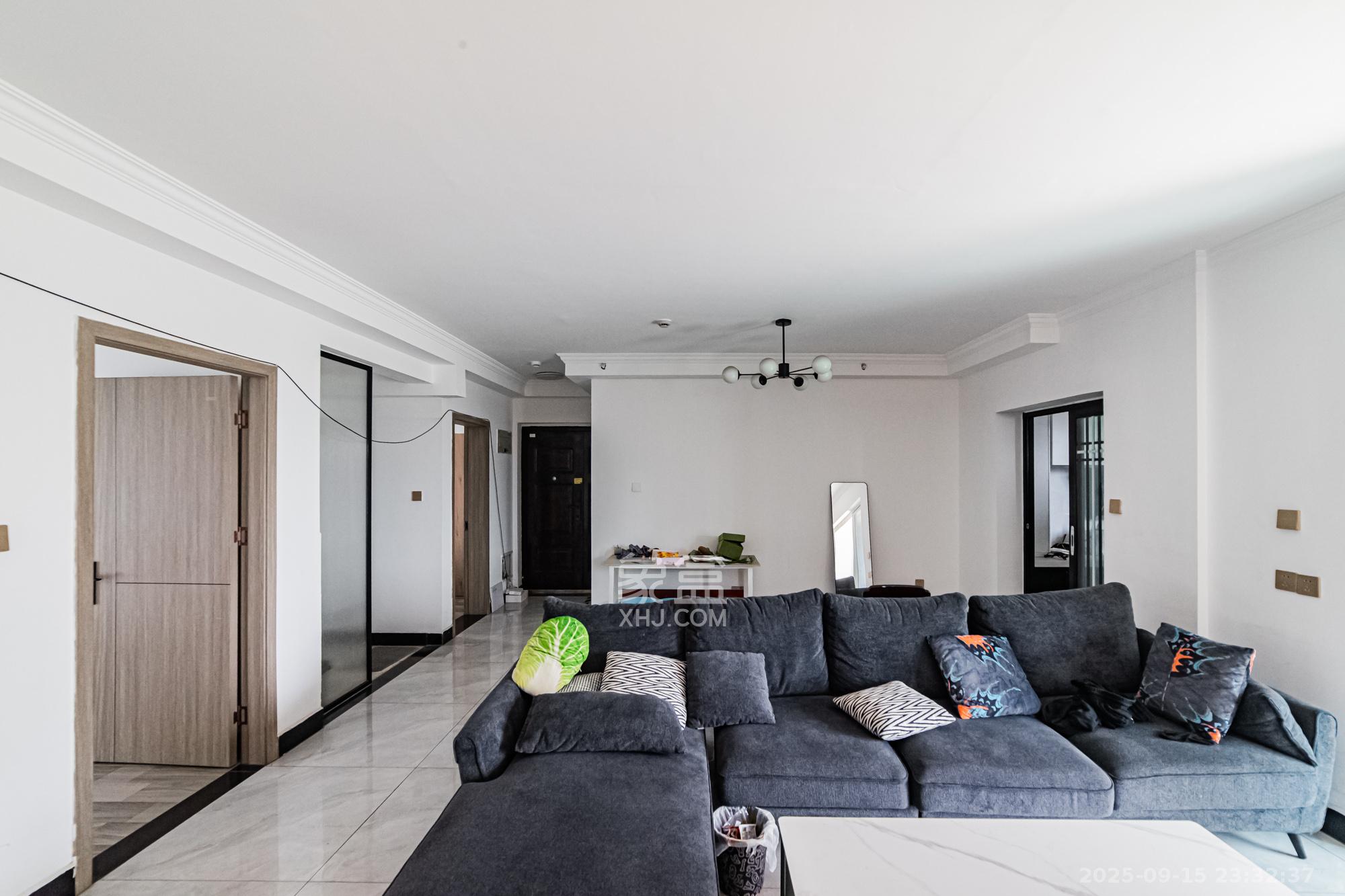 北辰三角洲E7区 4室2厅2卫 255.0万 北辰三角洲E7区 4室2厅2卫 255.0万客厅