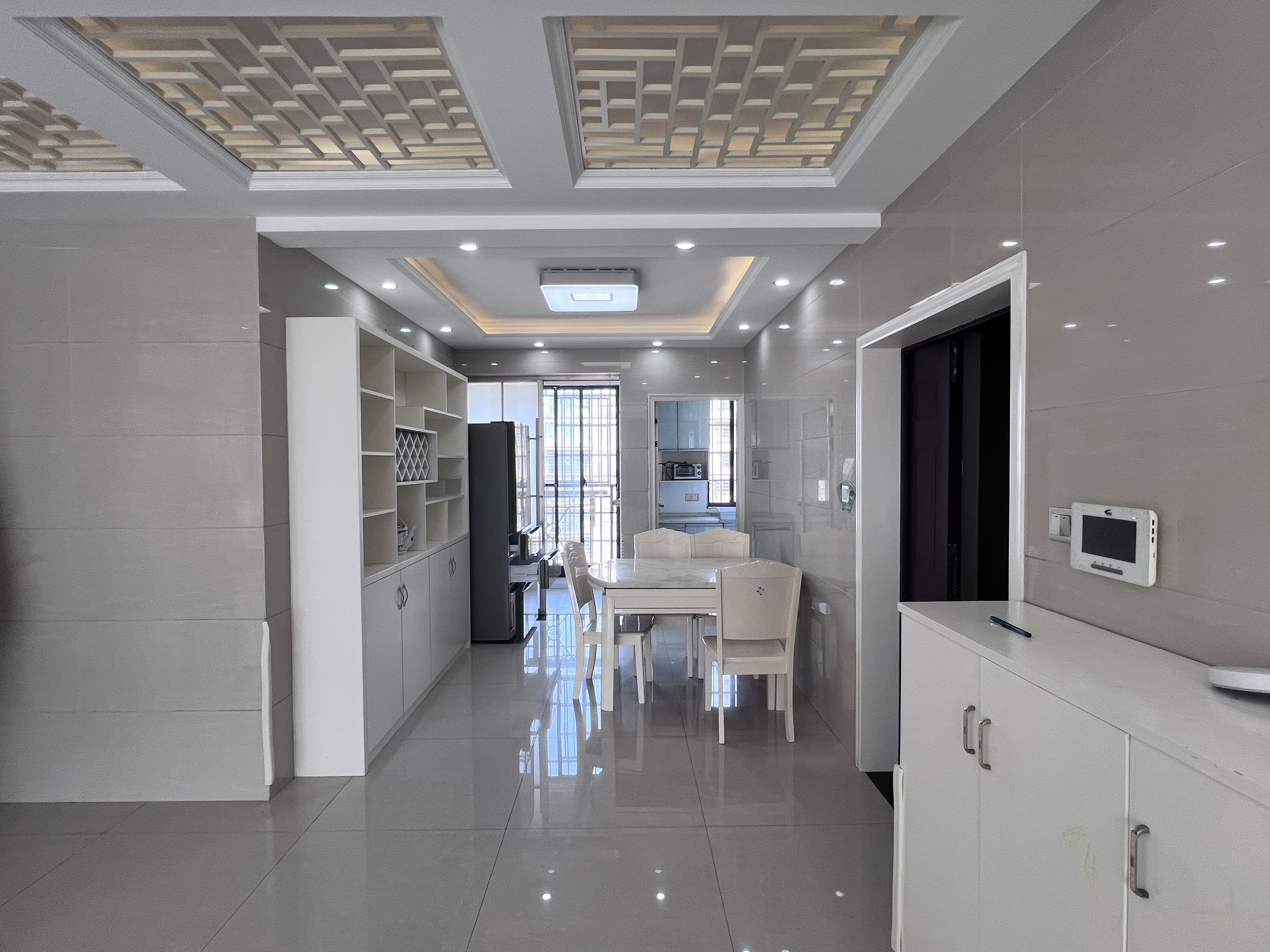 滨江花园  4室2厅2卫    68.8万客厅