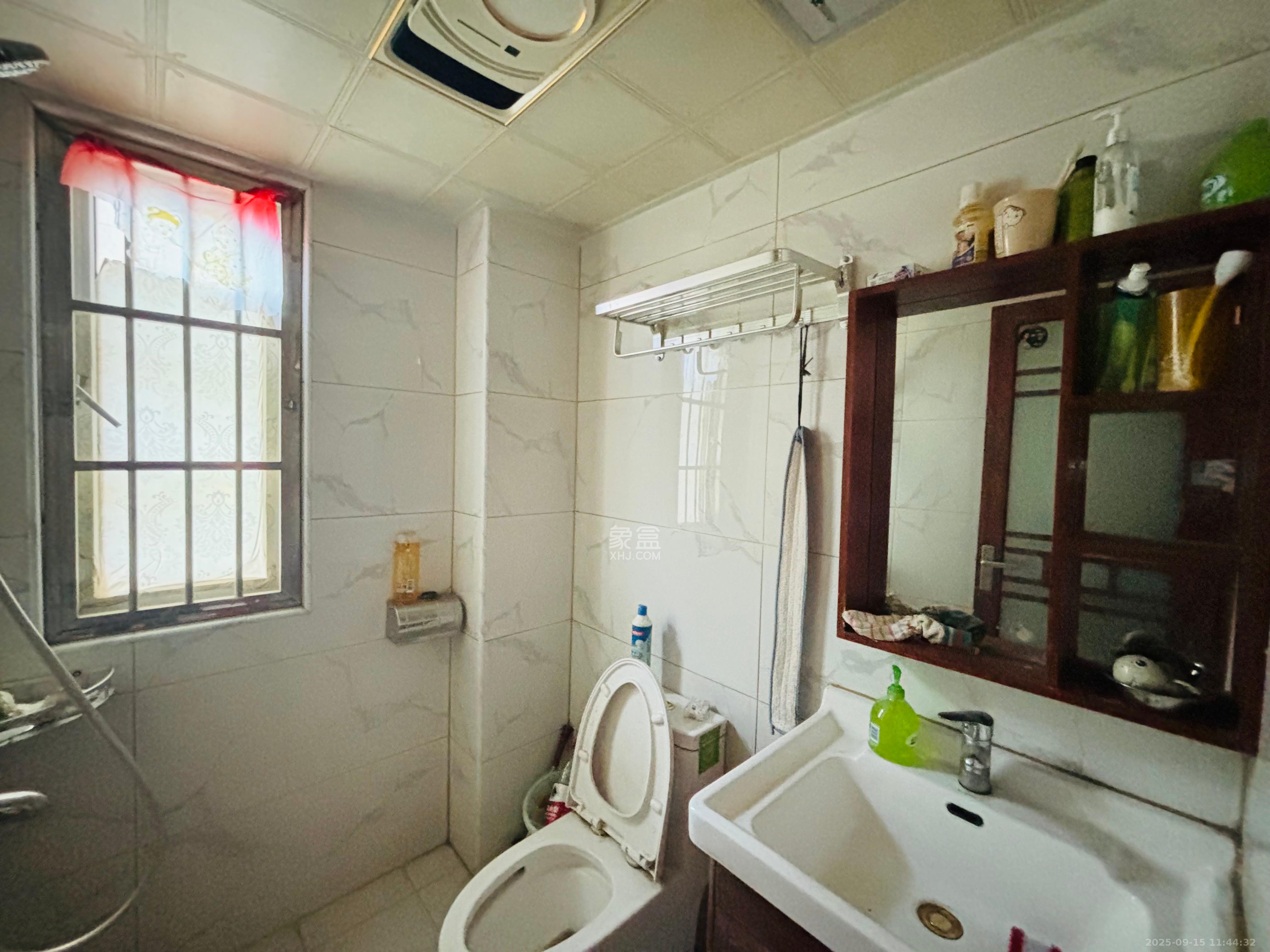 荣盛花语城  3室2厅2卫    2000.0元/月室内图