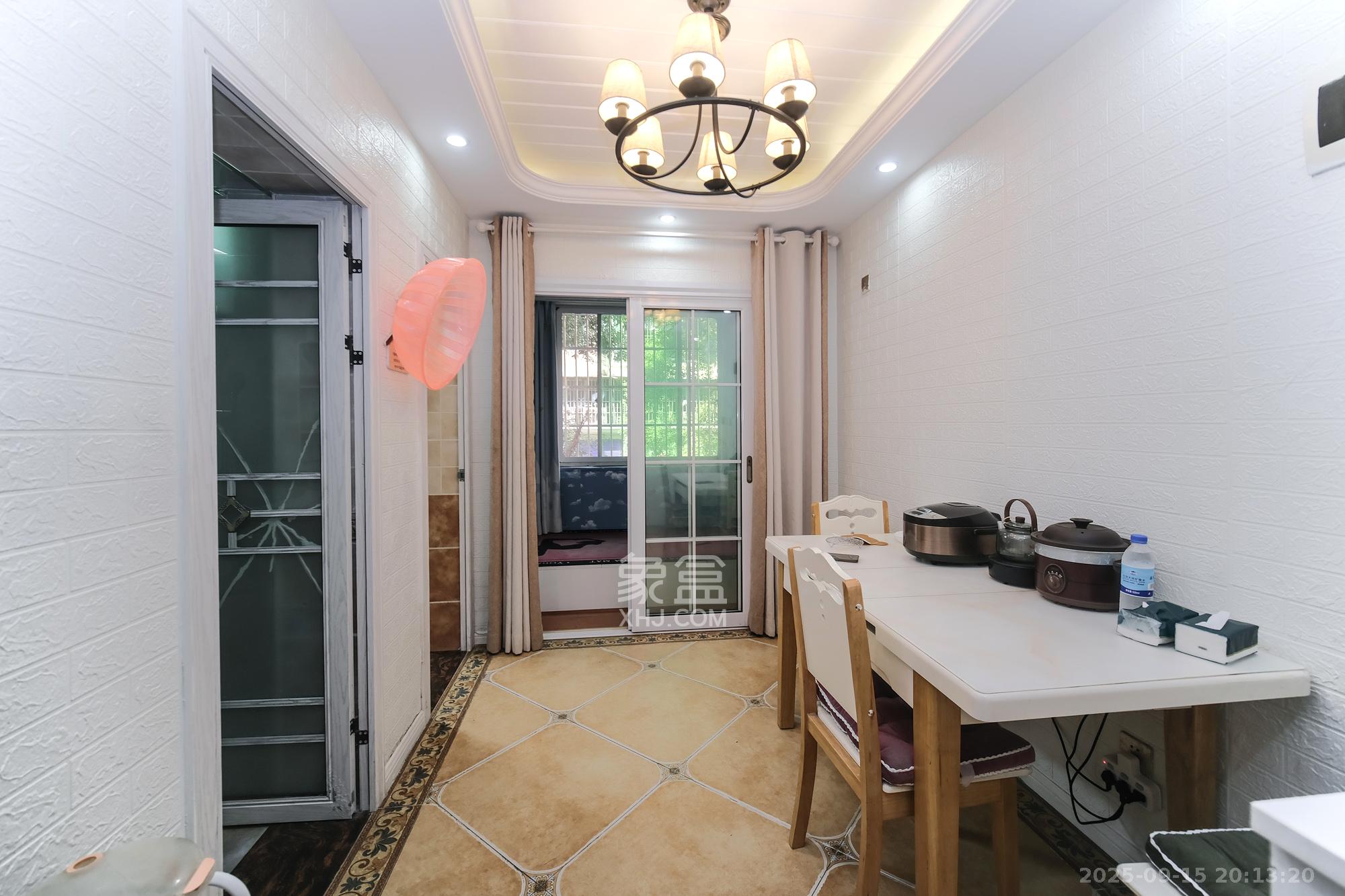 中南汽车世界  2室2厅1卫    37.8万 中南汽车世界  2室2厅1卫    37.8万客厅