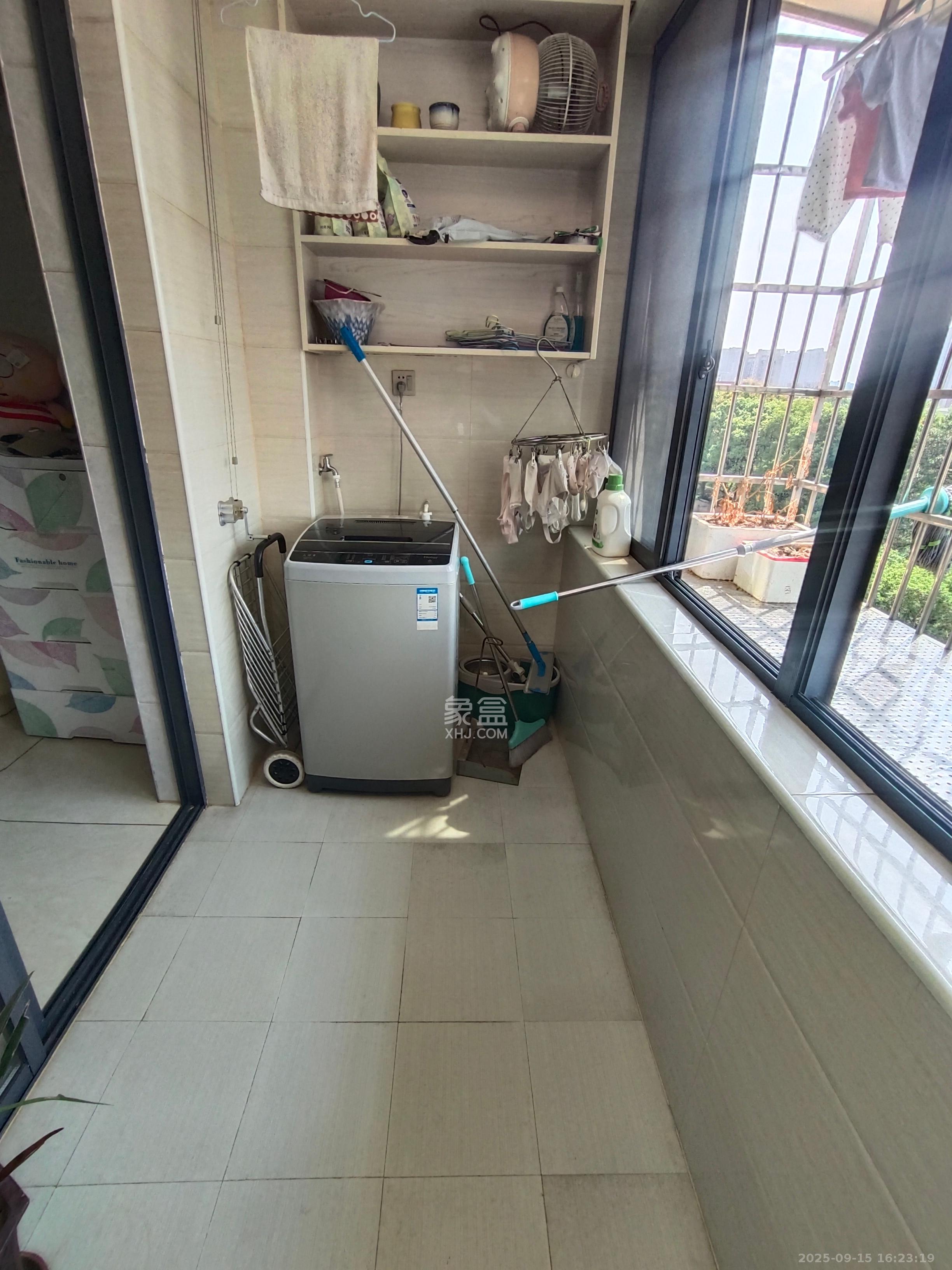 月亮湾草莓街区一、二期  3室2厅1卫   1800.00元/月室内图