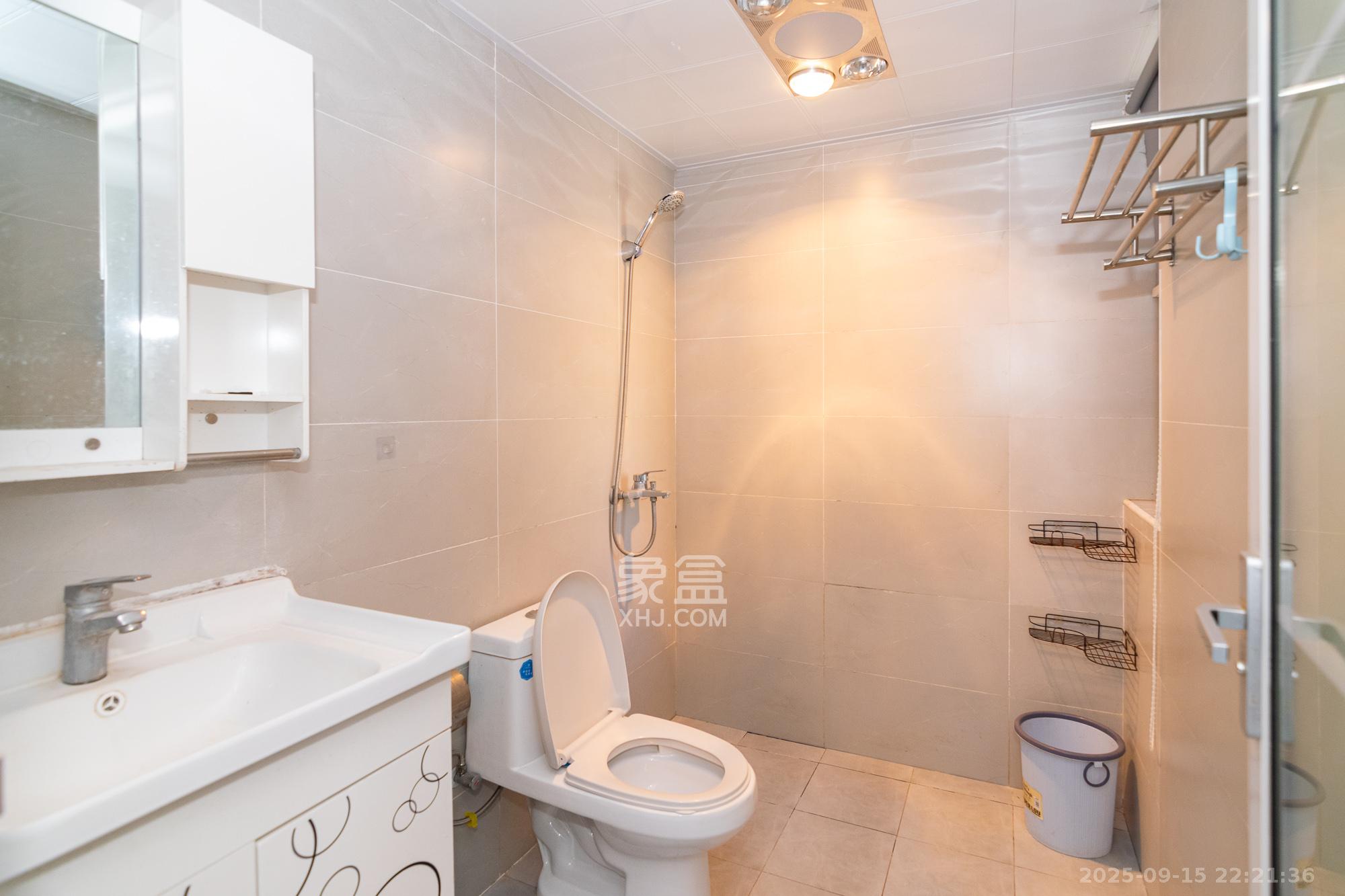 中粮鸿云  3室2厅2卫    60.0万卫生间