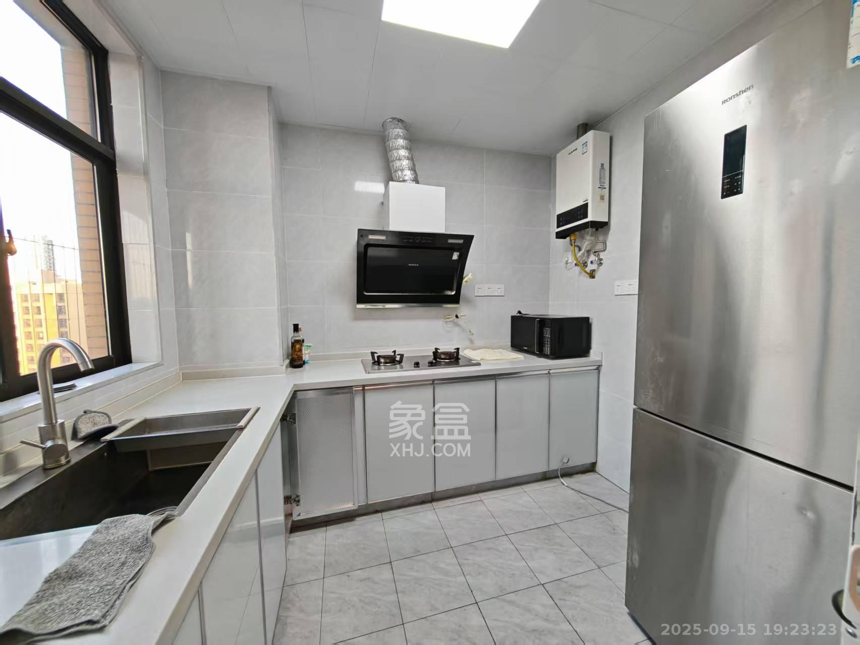 德润小区(丰升德润小区) 3室2厅2卫 2600.0元/月 德润小区(丰升德润小区) 3室2厅2卫 2600.0元/月室内图