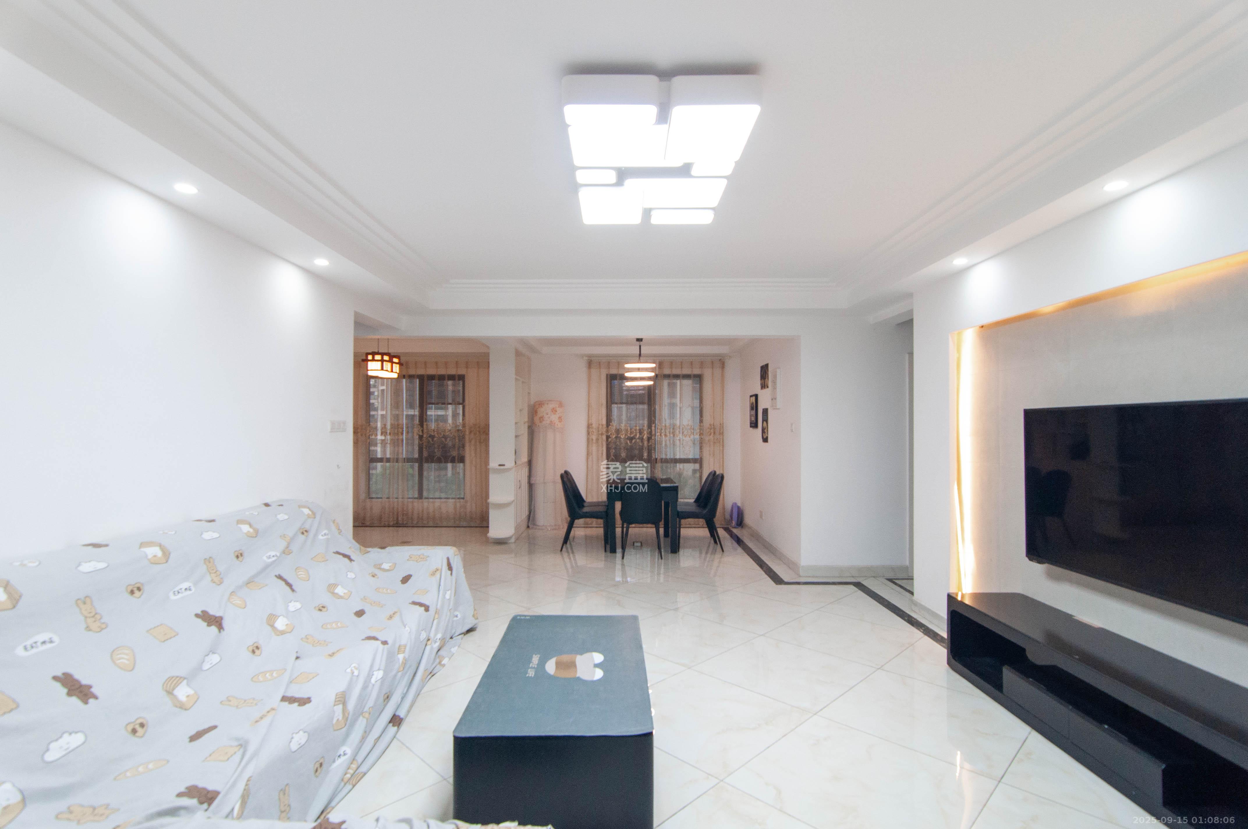 达美D6区 4室2厅3卫 190.0万 达美D6区 4室2厅3卫 190.0万客厅