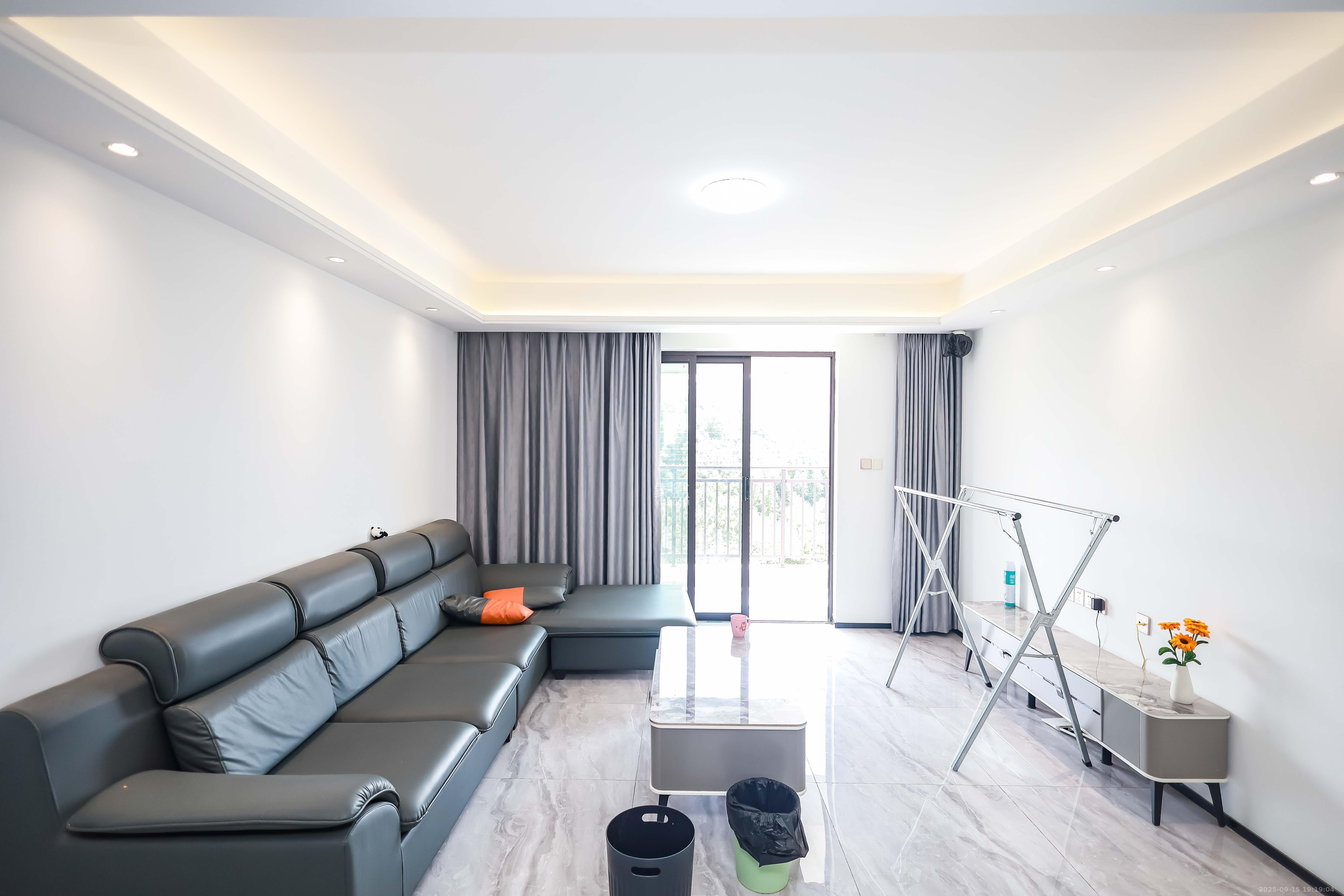 金基芳华 4室2厅2卫 145.0万 金基芳华 4室2厅2卫 145.0万客厅