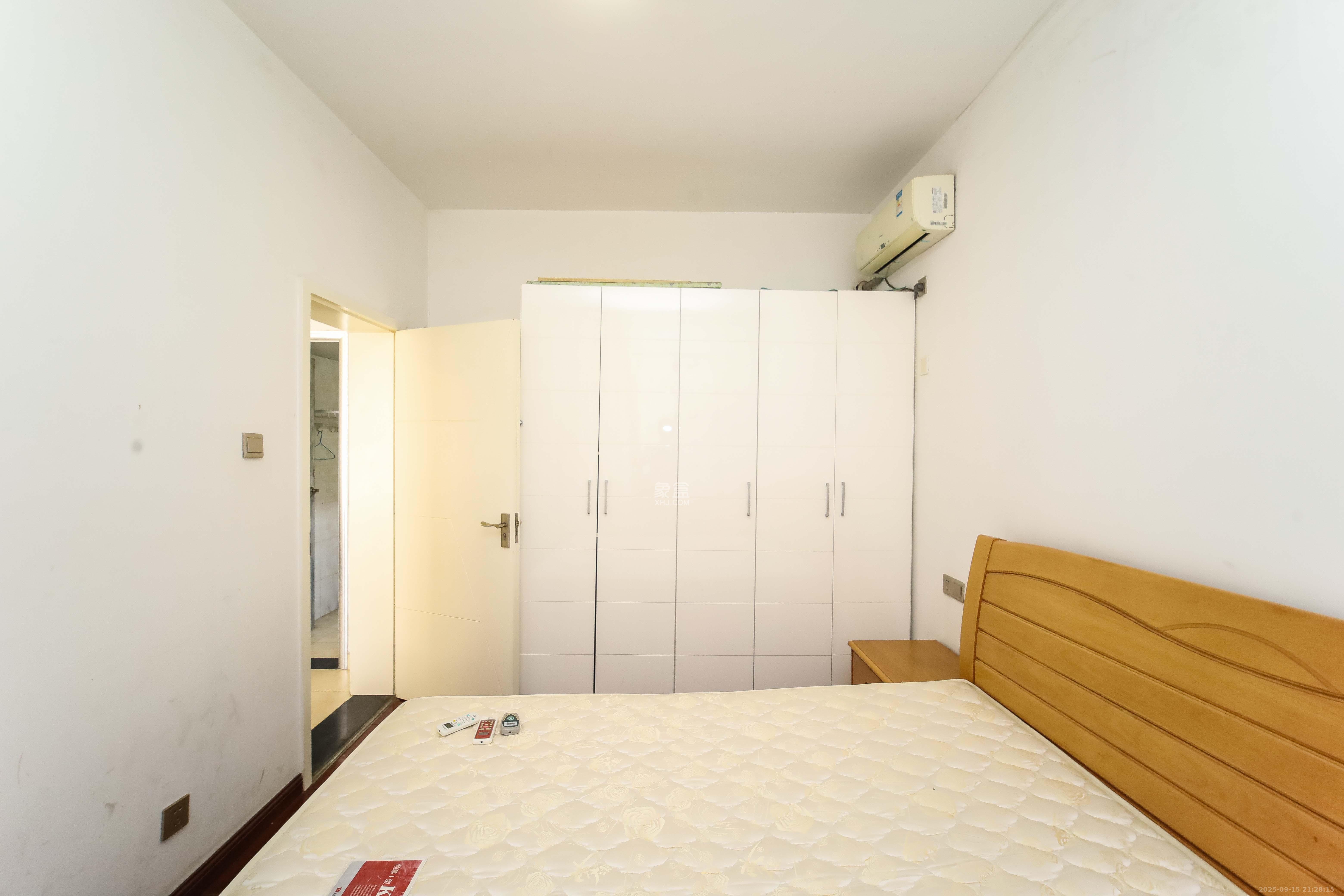 泊爱蓝湾  3室2厅2卫    130.0万卧室